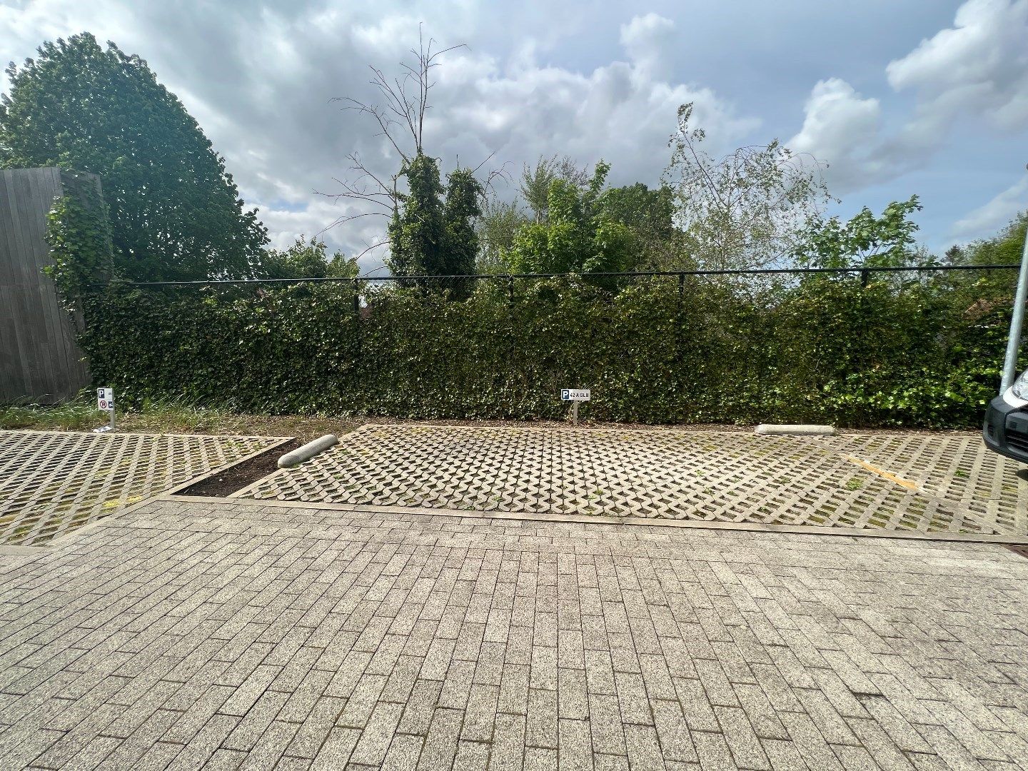 GELIJKVLOERS APPARTEMENT MET 1 SLAAPKAMER, TERRAS EN AUTOSTANDPLAATS IN IEPER foto 17