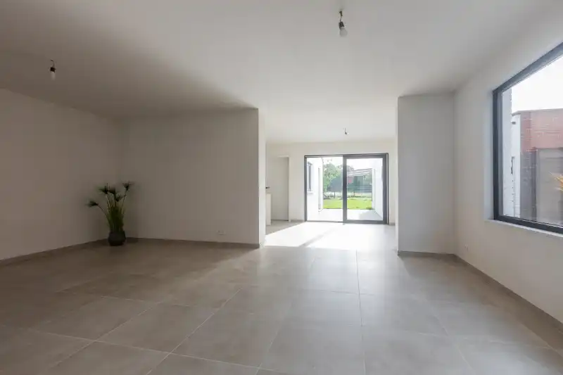Instapklare, halfopen woning met 5 slaapkamers, bureau, tuin, volledig ingerichte keuken...(energielabel B) foto 10