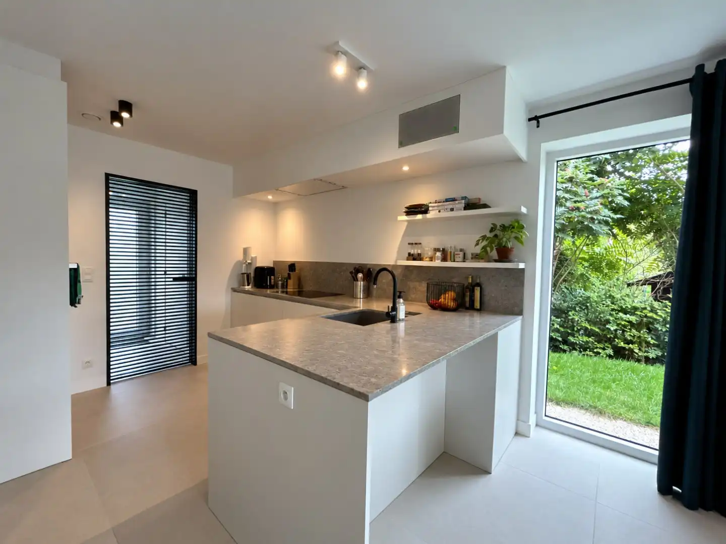 Eigentijds wonen, rustig gelegen. foto 3