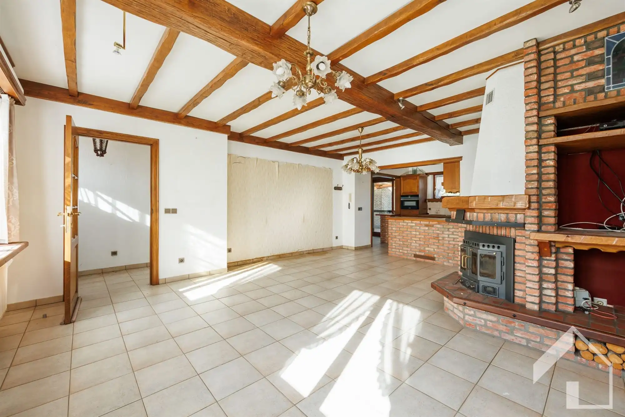 Te renoveren landhuis + achterliggend weiland foto 6