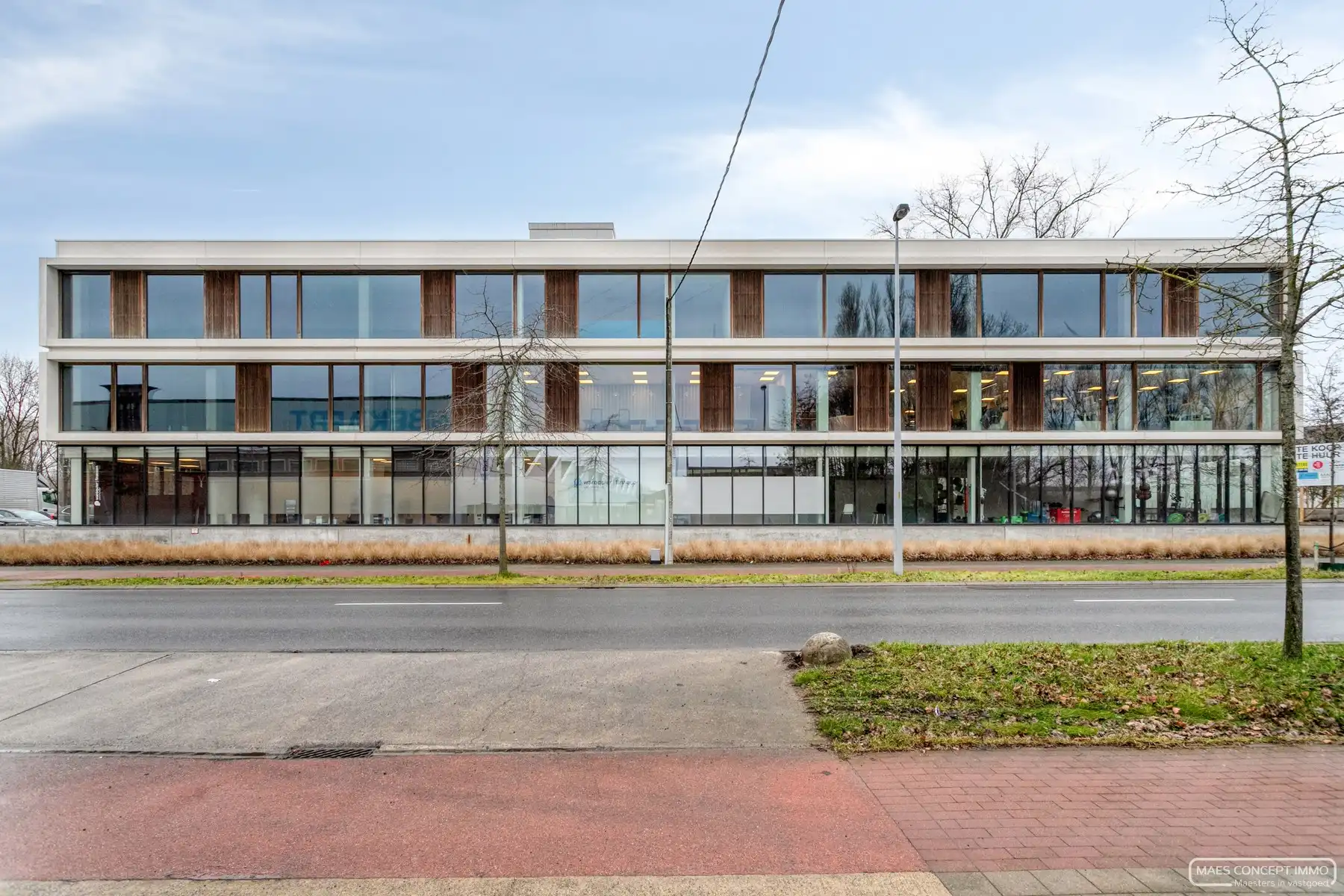 Kantoorruimte te koop vlakbij bij E17 te Zwevegem foto {{pictureIndex}}