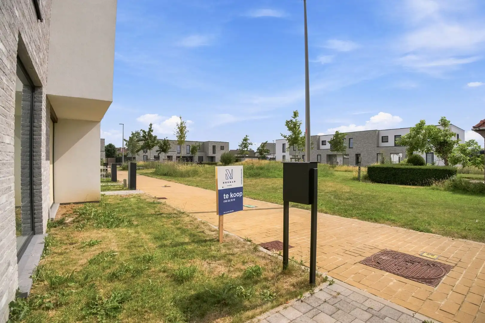 Perfect instapklare woning met 3 slks en tuin in een mooie autoluwe wijk in Heule foto {{pictureIndex}}