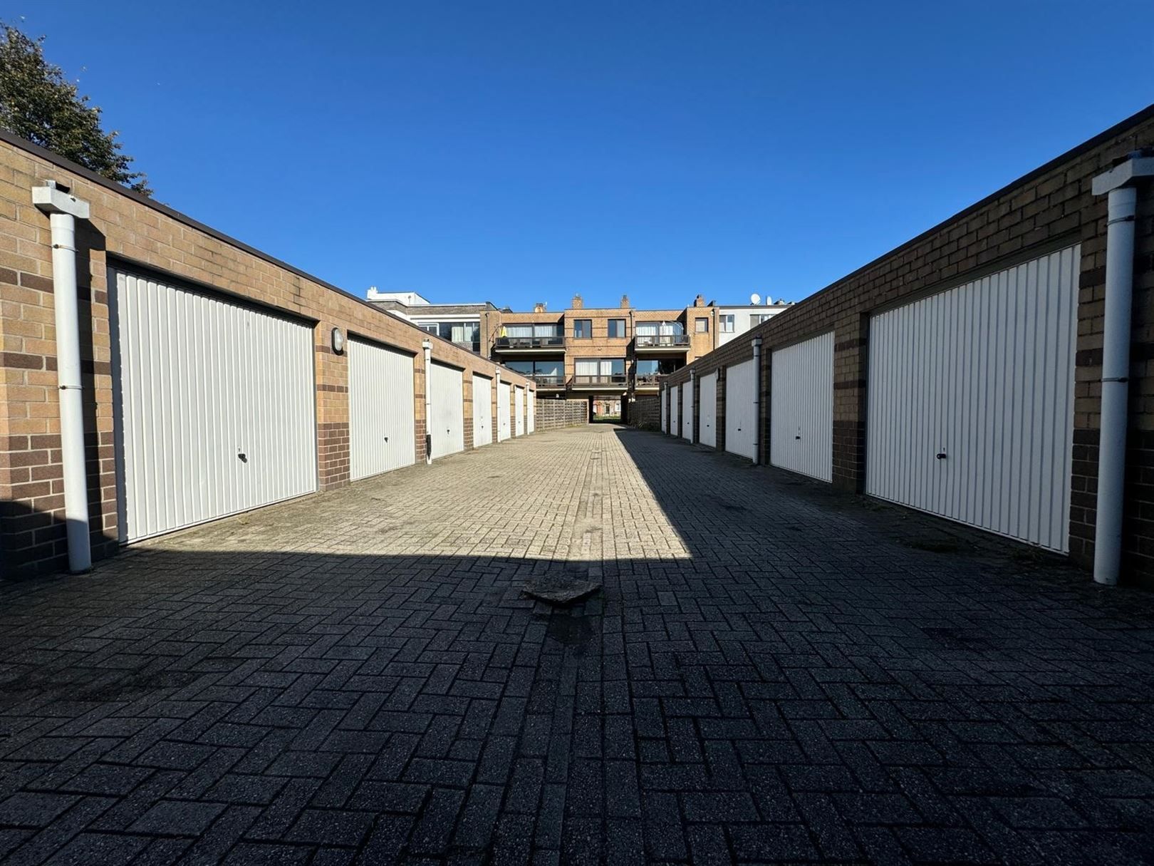 Investeringsopportuniteit: gebouw met 7 appartementen en 16 garages foto 3