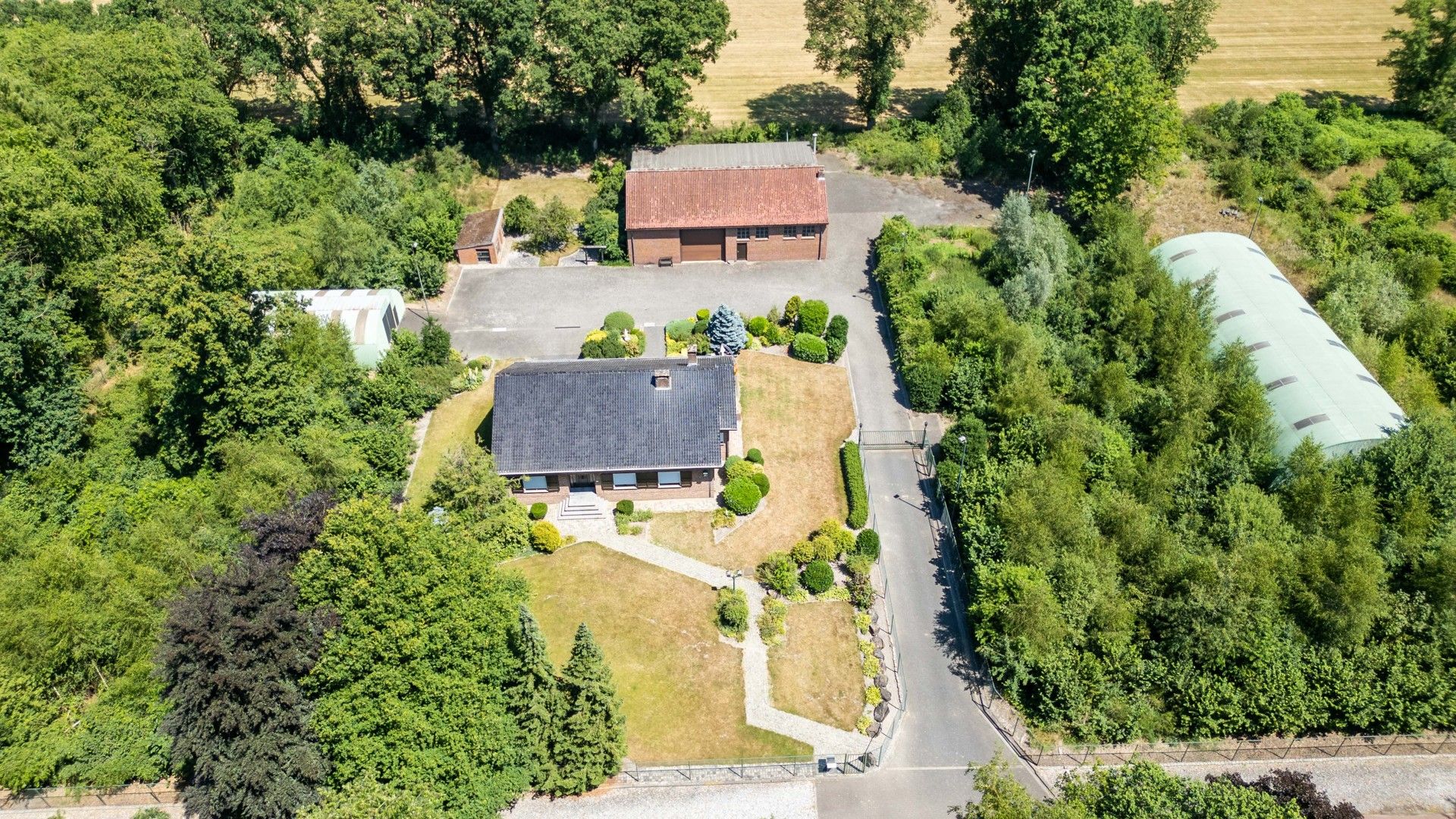 Open bebouwing met 3 hangars op 1h 81ca op een rustige en unieke ligging foto {{pictureIndex}}