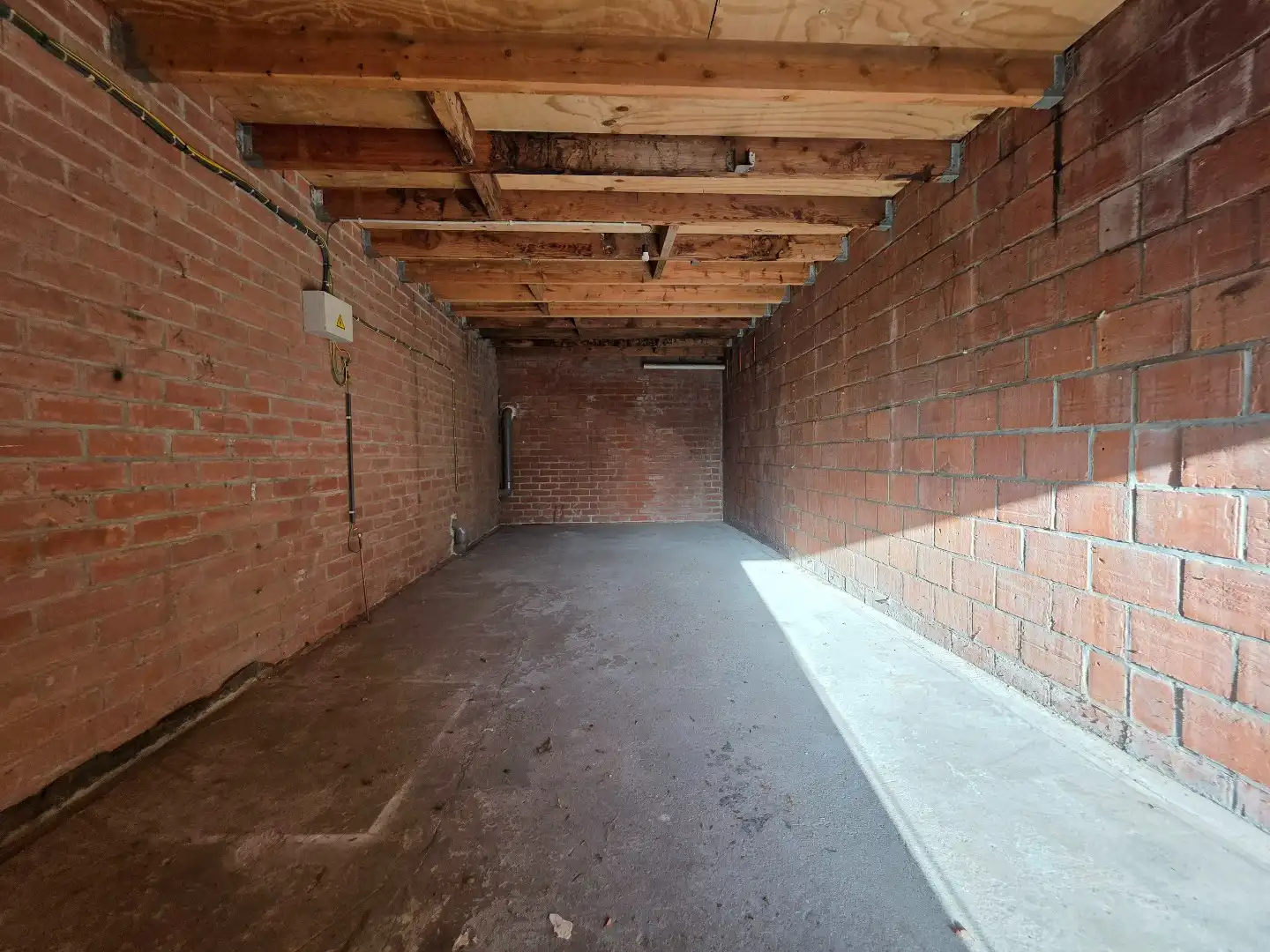 Opslagplaats/atelier in het centrum van Kuurne met vrijstaande garage en bureauruimte foto {{pictureIndex}}