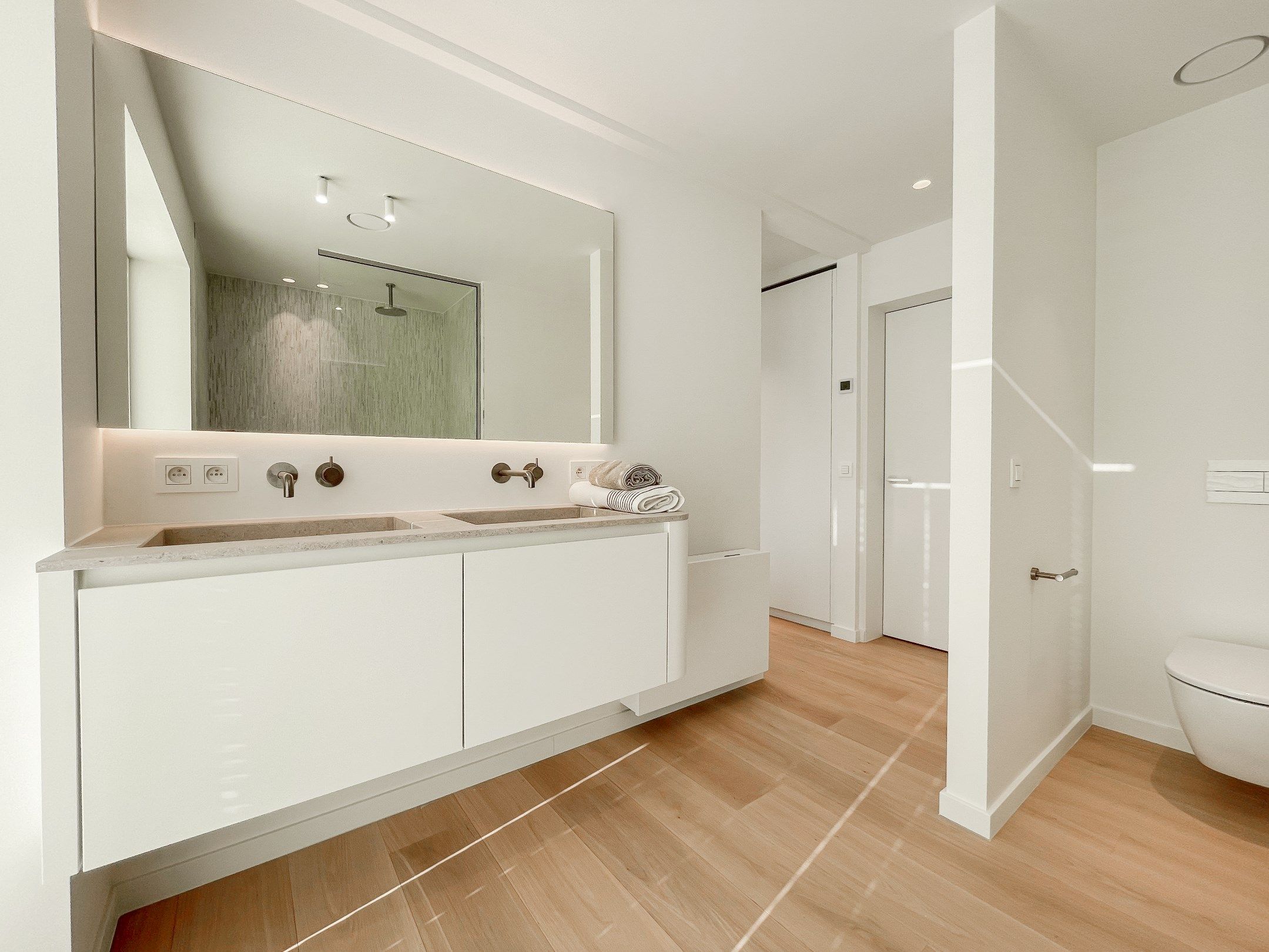 Exclusieve villa: Uitzonderlijk volledig gerenoveerde villa met frontaal zeezicht. foto 24