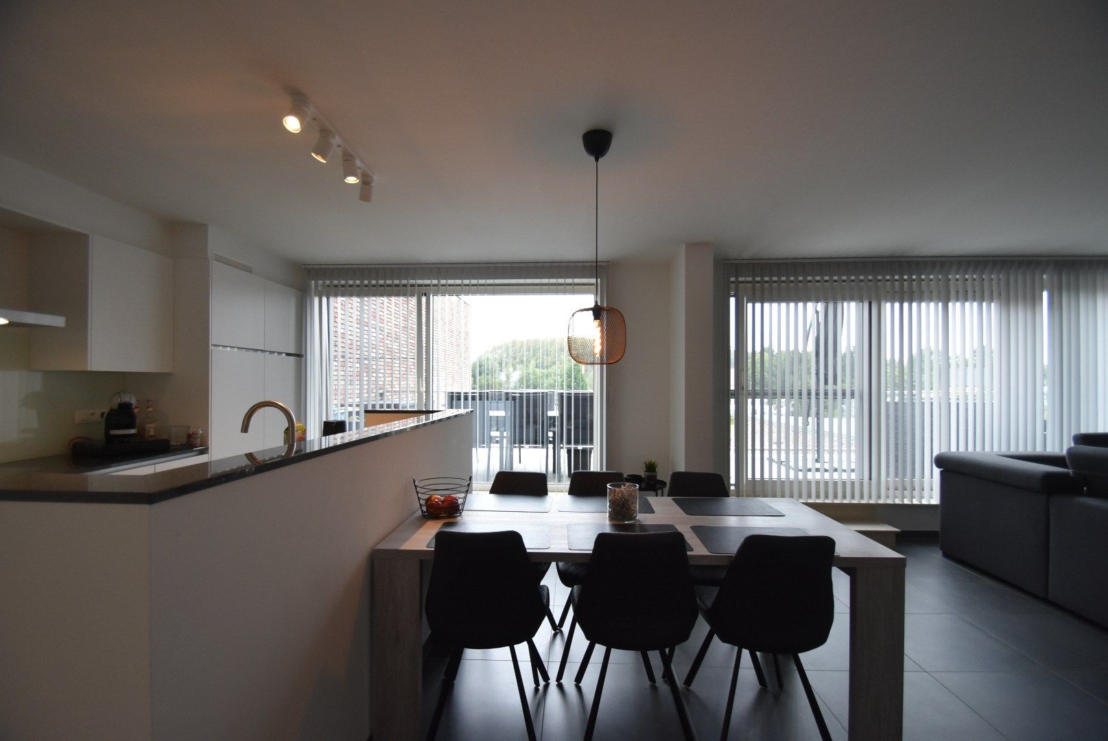 Knap ingericht  en ruim appartement met 2 slaapkamers en groot terras foto 7