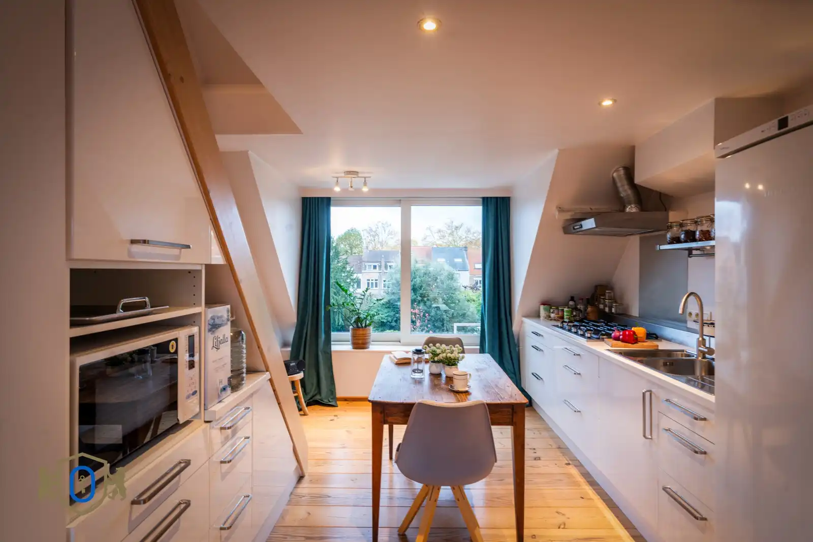 Brugse 3-slpkr herenwoning met studio & romantische tuin foto 27