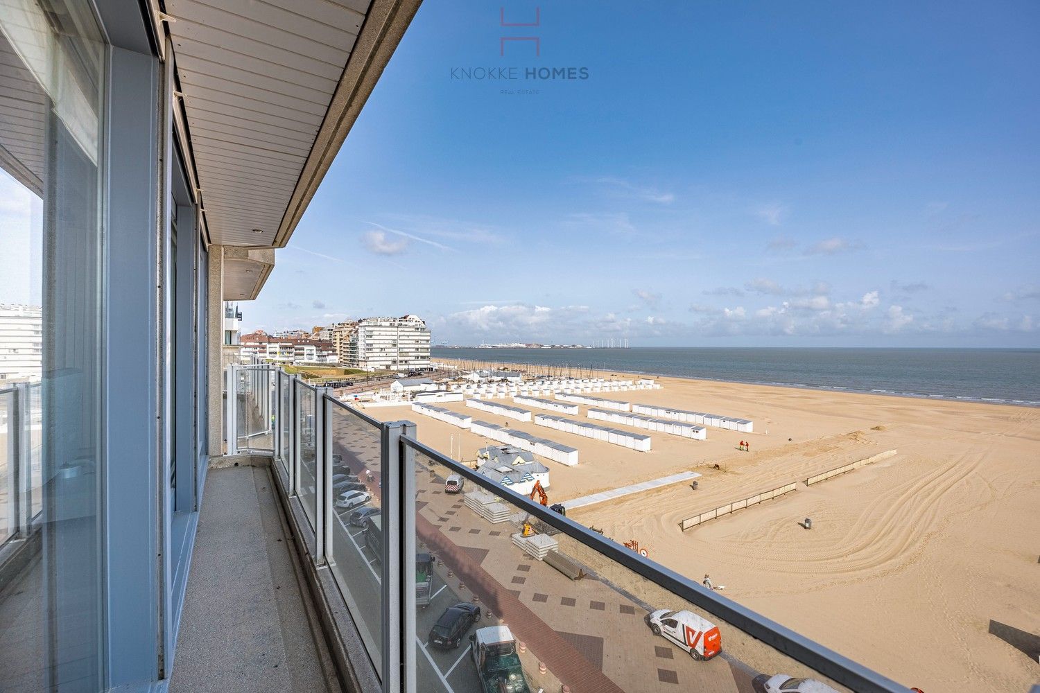 Stijlvol gemeubeld appartement met frontaal zeezicht in Duinbergen foto {{pictureIndex}}