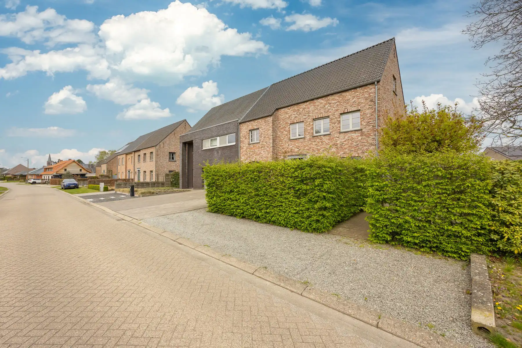 Ruime gezinswoning met tuin en 3 slaapkamers. foto 2