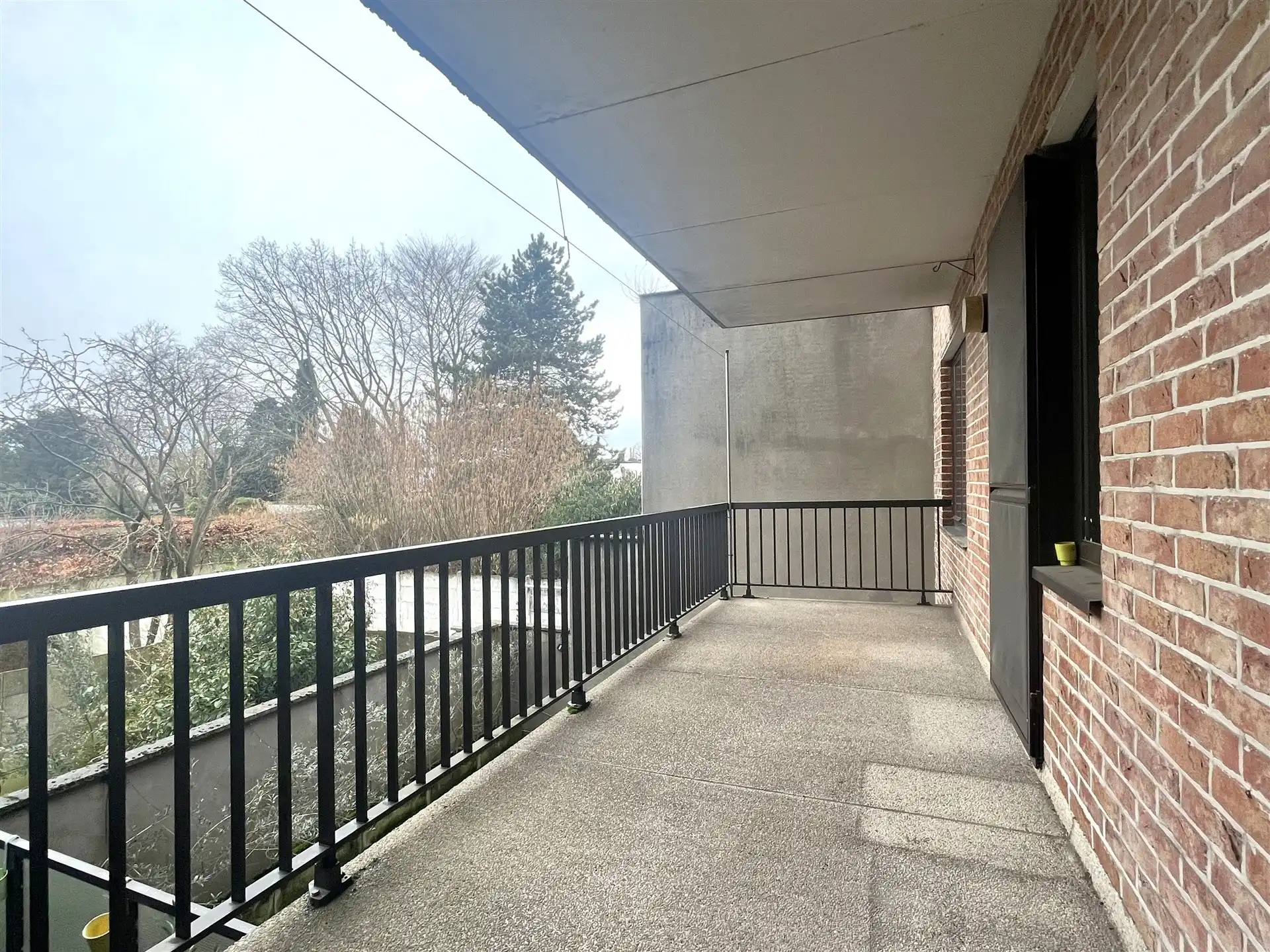 Instapklaar 2-slaapkamerappartement met terras en ruime garage in Deurne foto {{pictureIndex}}