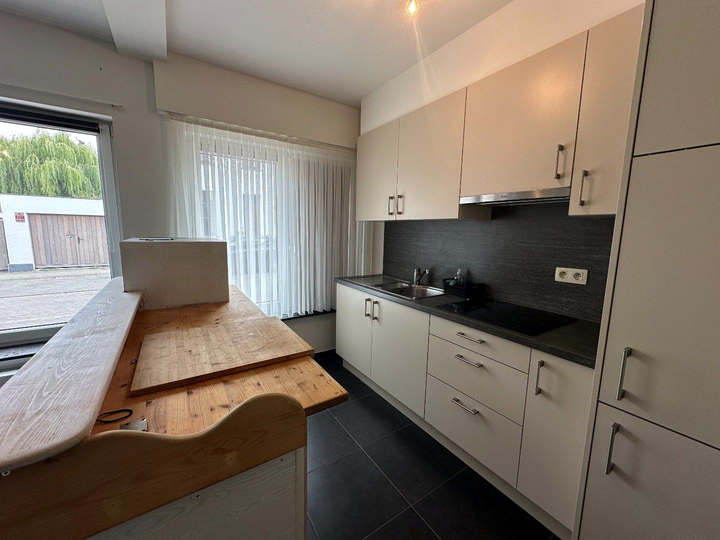 Instap klaar appartement op het gelijkvloers rechts met gezellige koer.  foto 5