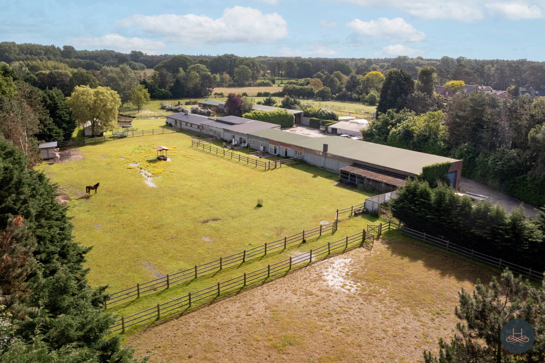 Unieke hoeve met vijver en paardenweide op 2,5ha  foto {{pictureIndex}}