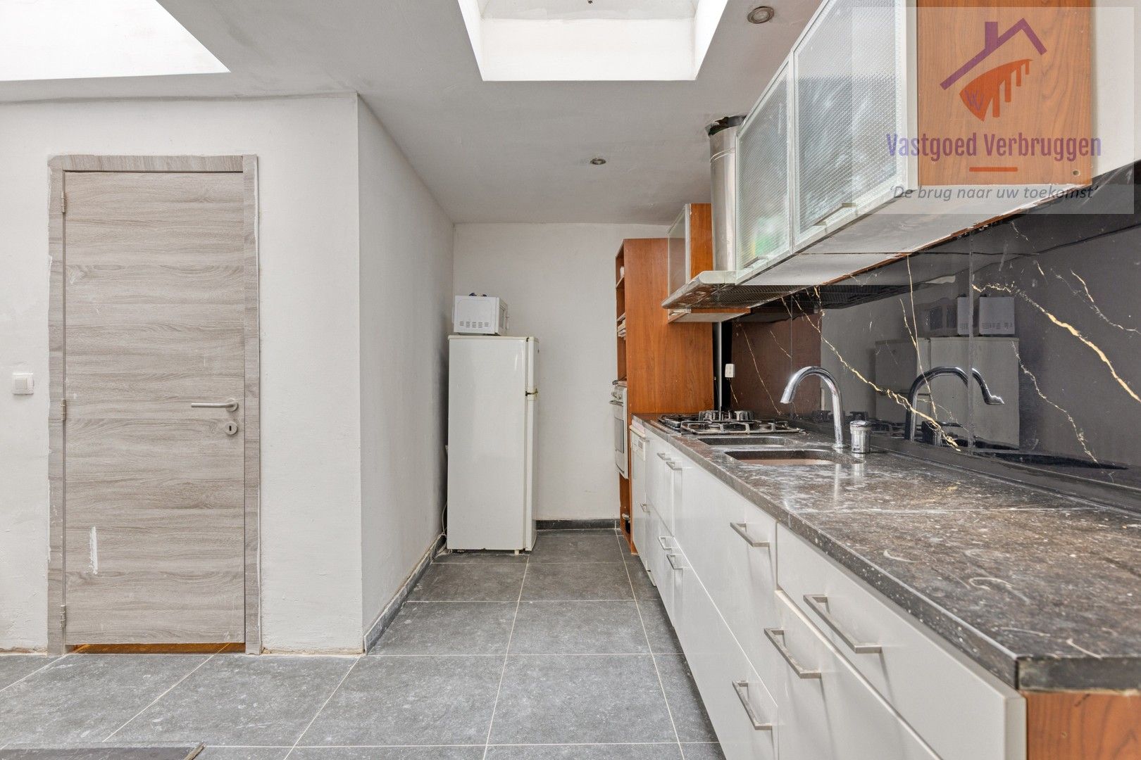 Grotendeels gerenoveerde woning met 4 slaapkamers in centrum Aalst foto 5