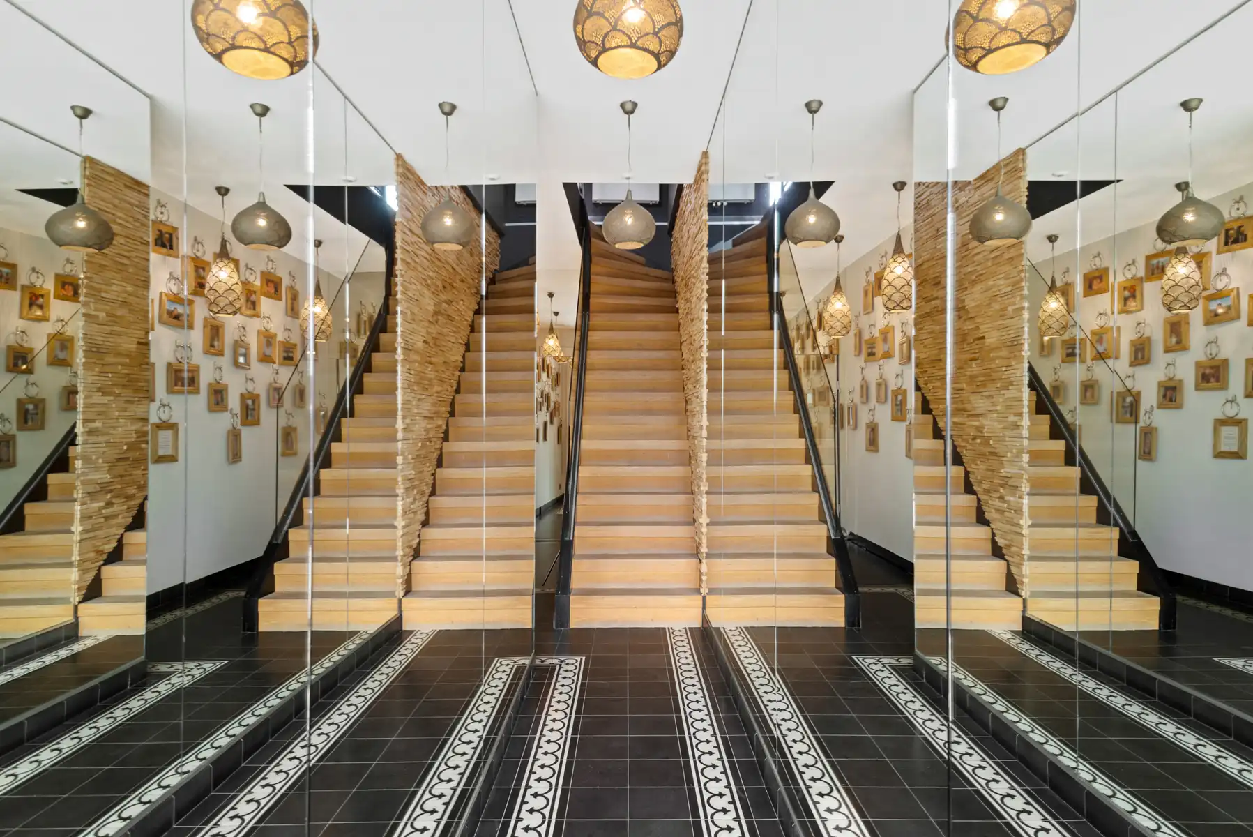 Degelijk gerenoveerde woning aan de Vesten te Lier. foto 2