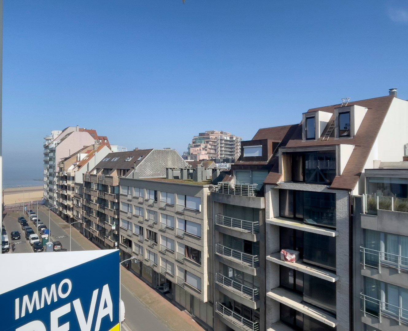 Buitengewone hoekduplex ( 274m²) gelegen vlakbij Zeedijk en het Rubensplein. Ruime garage te koop in het gebouw. foto 15