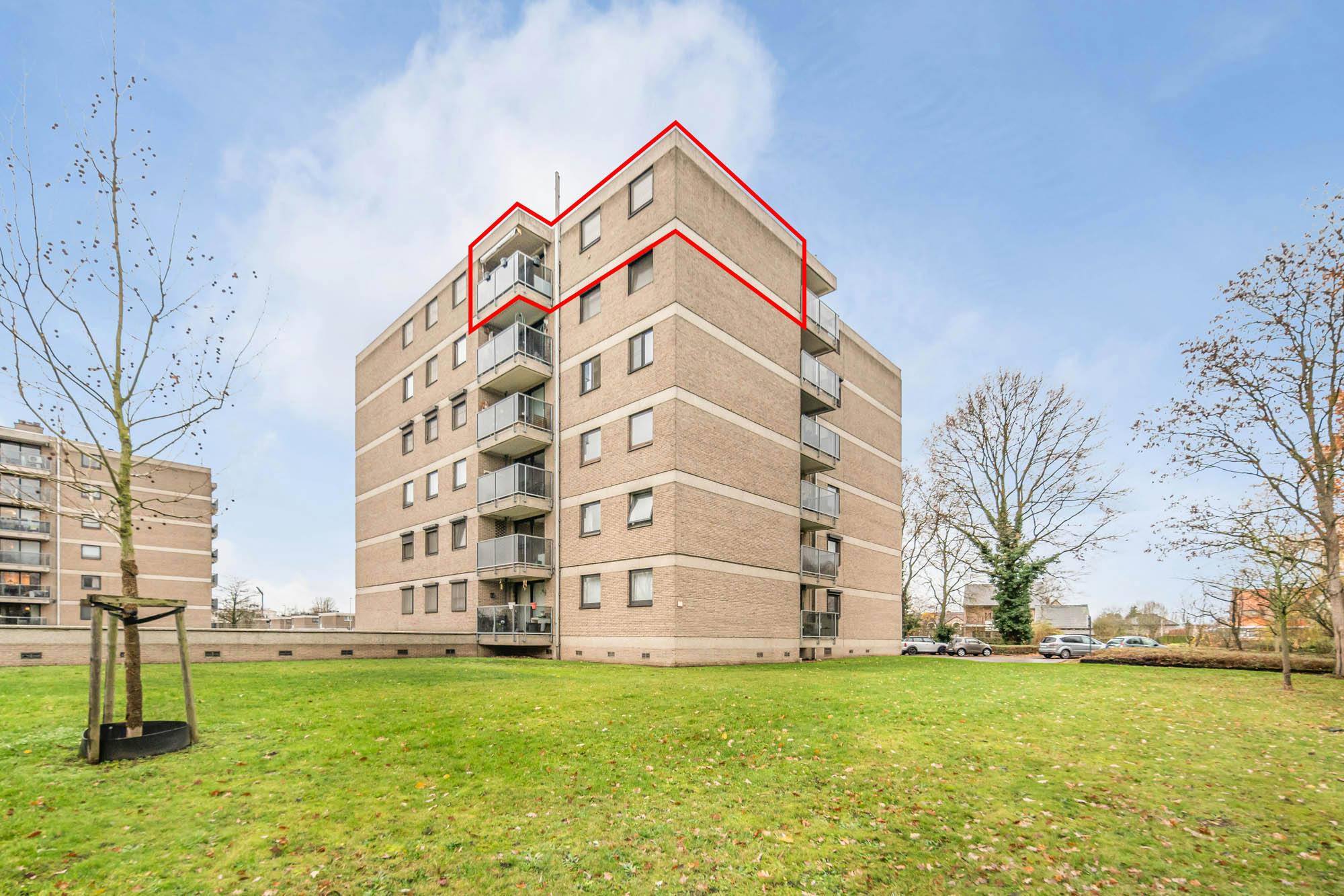 Instapklaar penthouse met 2 slaapkamers en autostandplaats in Hasselt foto {{pictureIndex}}