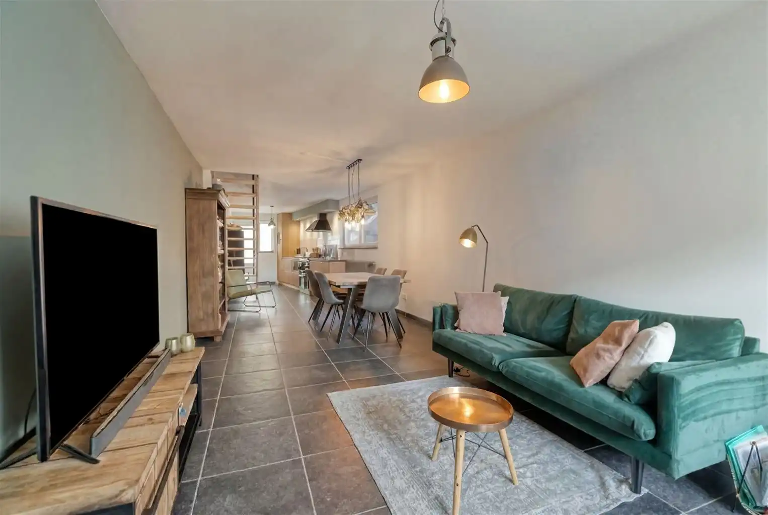 Gerenoveerde stadswoning met 2 slaapkamers, gezellige koer en ruime garagebox op wandelafstand van het centrum van Maaseik. foto 3