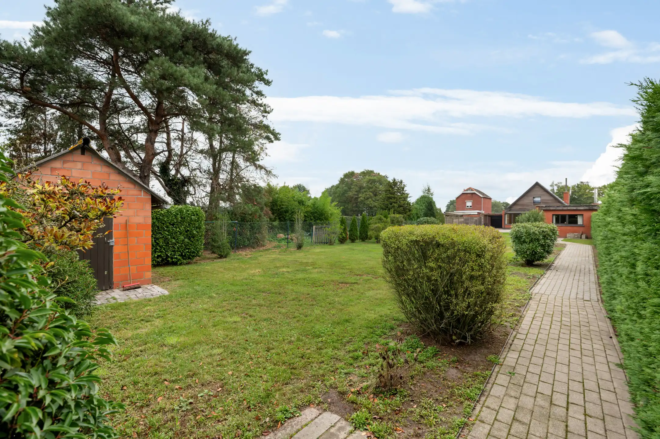 Charmante woning met grote tuin foto 4