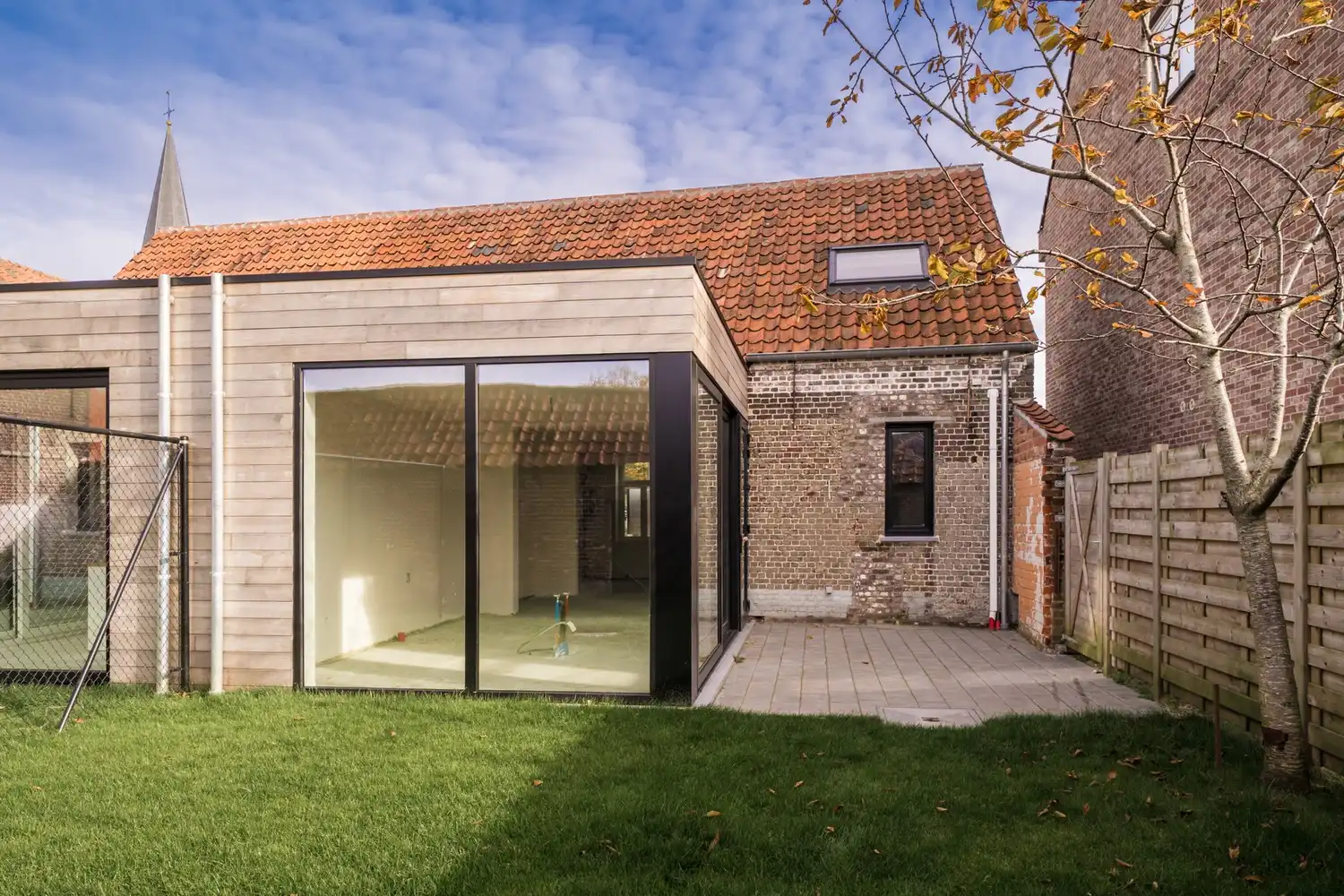 Gerenoveerde dorpswoning met lichtrijke keuken en 3 slaapkamers foto {{pictureIndex}}