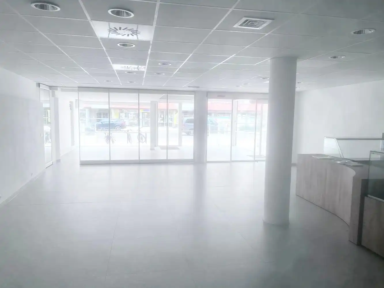Instapklare nieuwbouw handelsruimte op A-locatie in Oostduinkerke foto 2