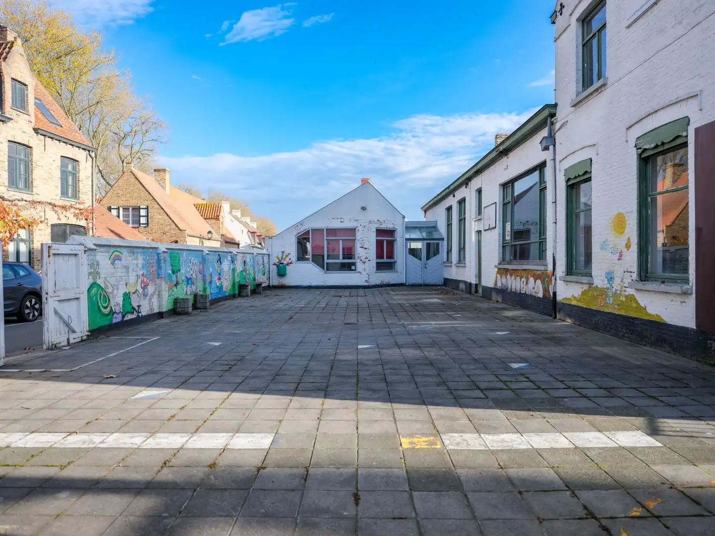 Voormalig schoolgebouw in centrum Damme foto 7