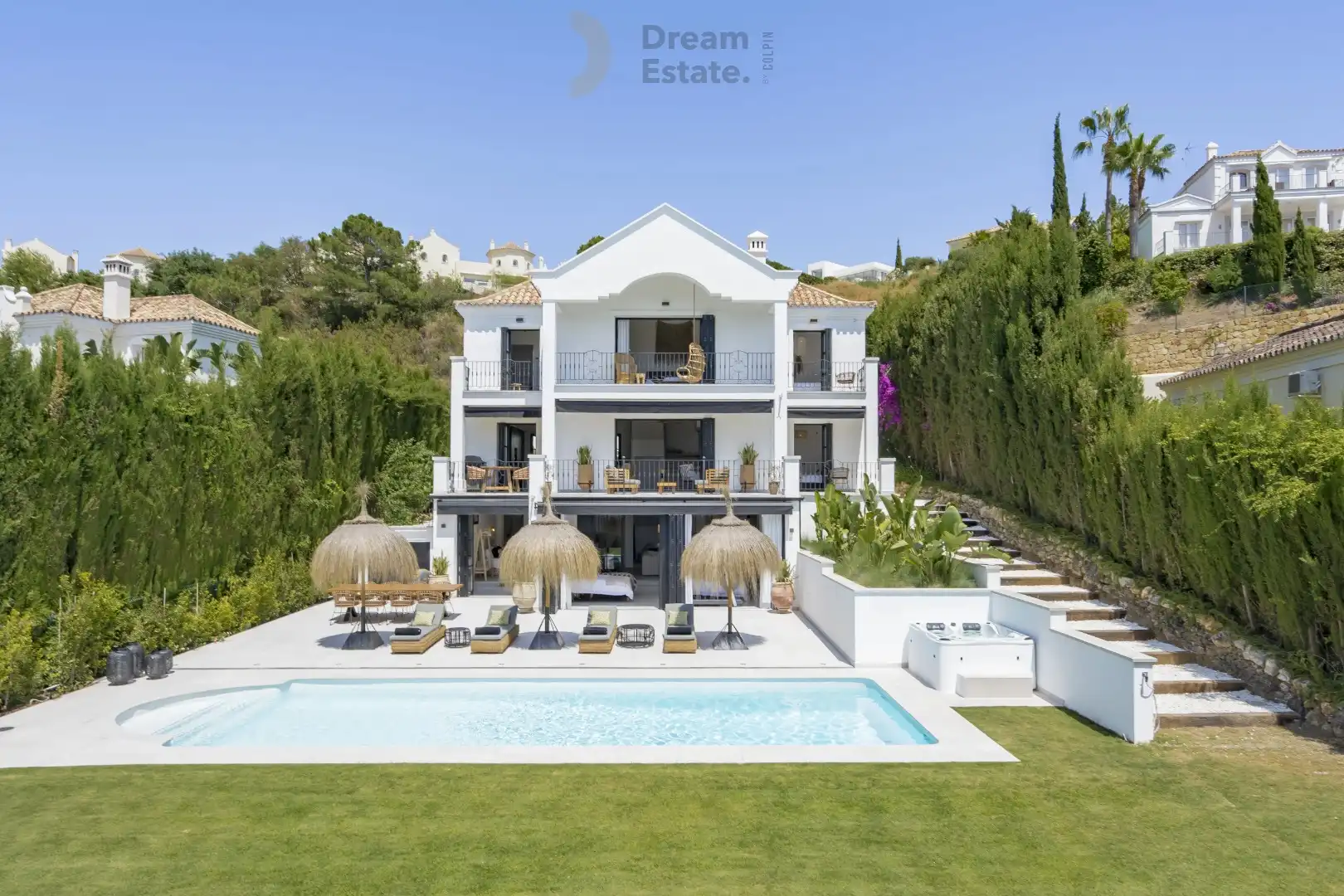 Een mooie ruime villa in de exclusieve afgesloten gemeenschap van Puerto del Capitán, Nueva Andalucia. foto 2