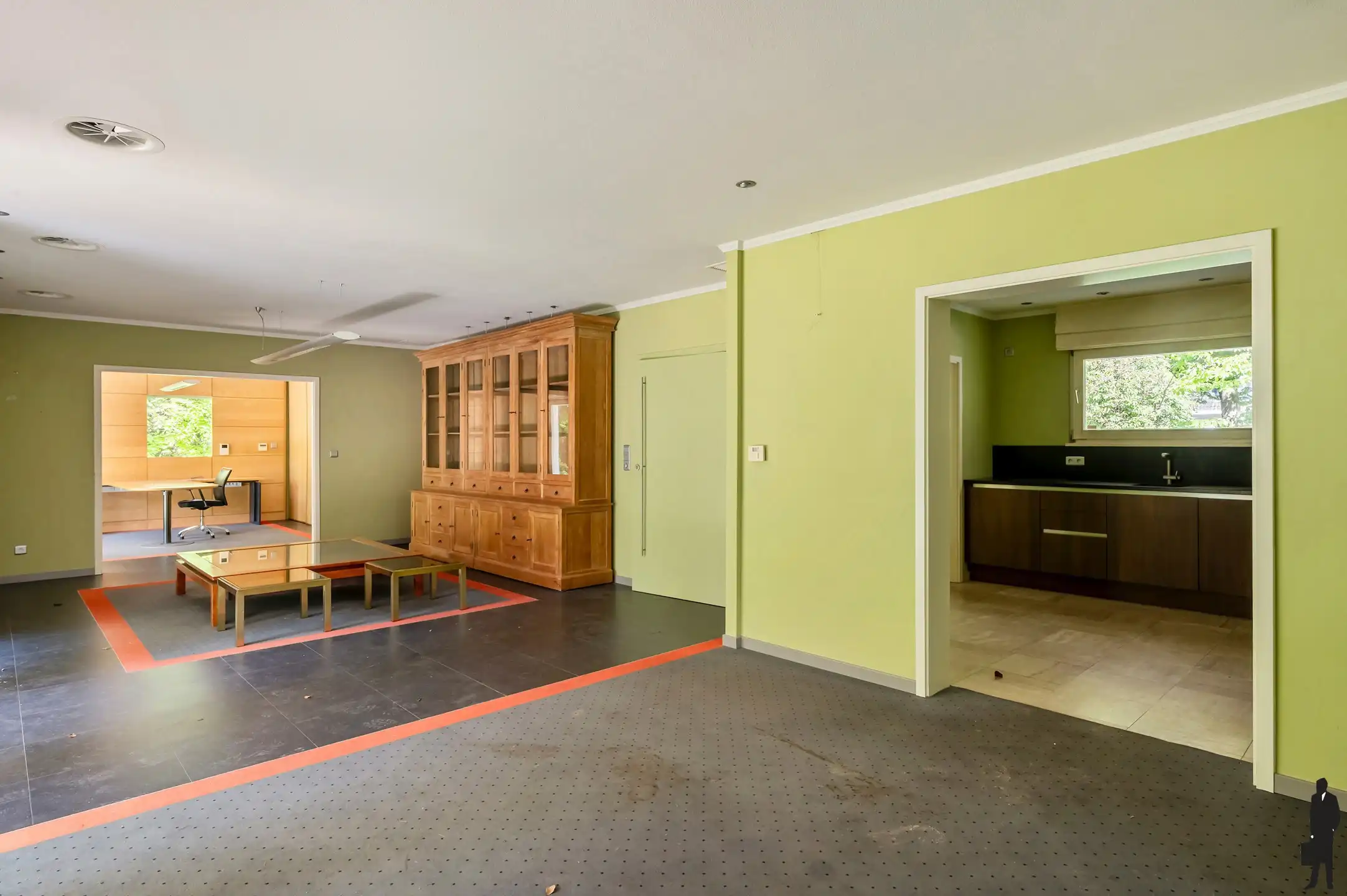 Een volledig te renoveren gelijkvloerse villa (heden kantoor) op ca. 2.438 m² foto 9