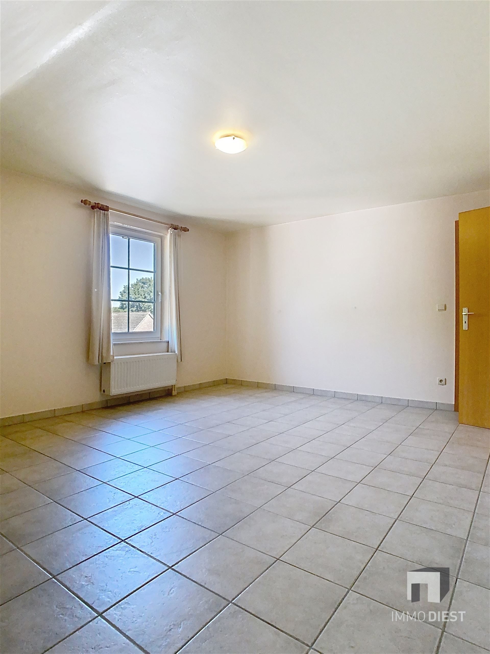 Triplex met 2 slaapkamers en inpandige garage foto 18