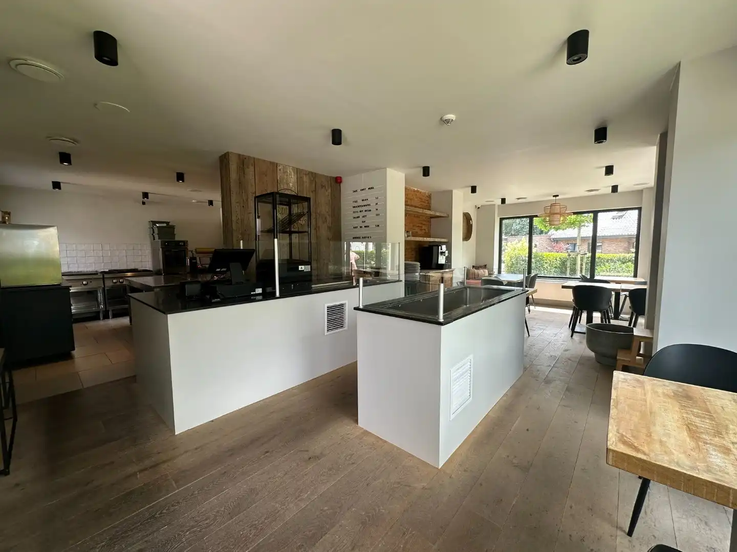 Volledig gerenoveerd en instapklaar horecapand op toplocatie in Oelegem foto 5