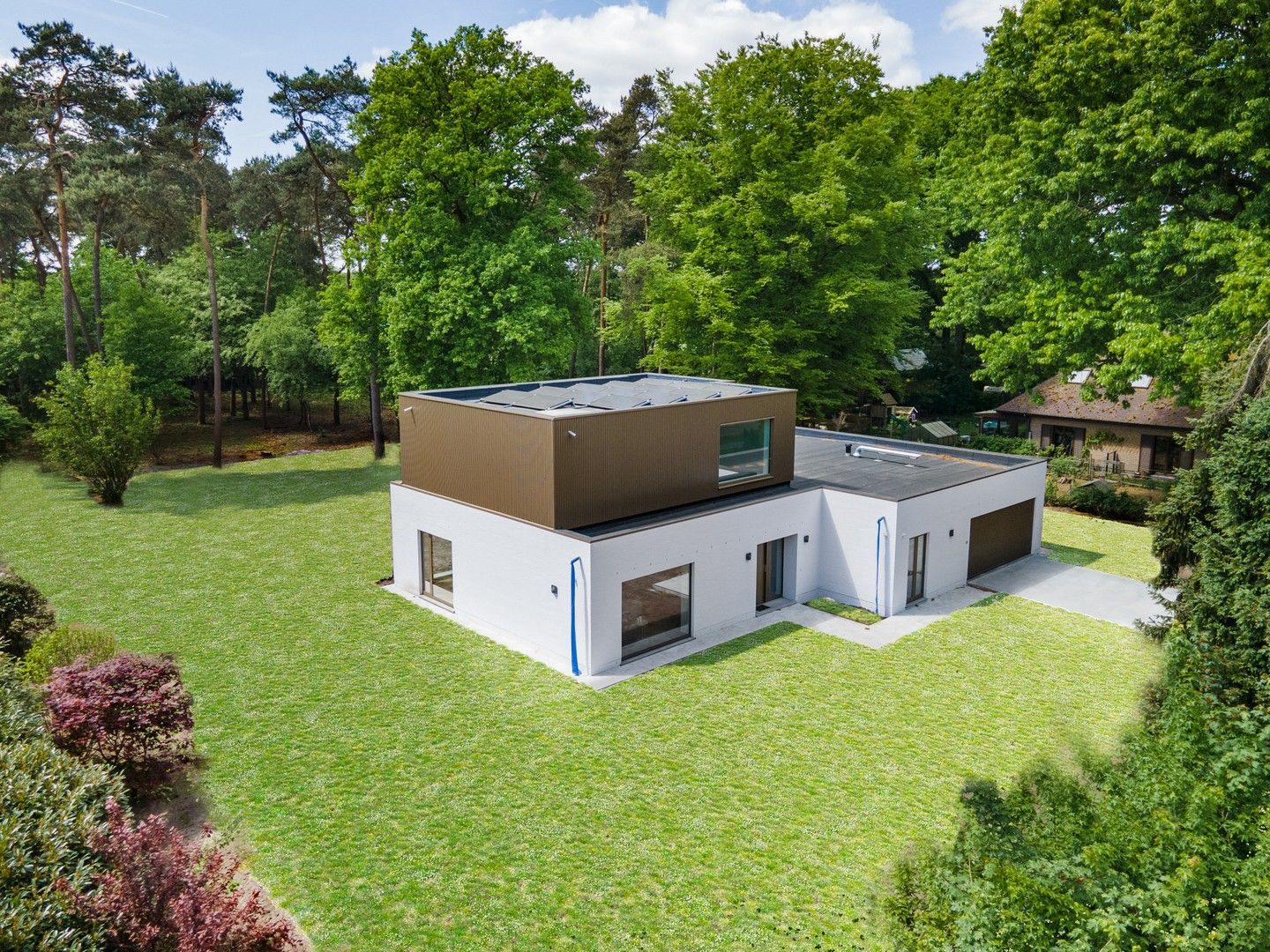 Moderne nieuwbouwvilla op prachtig perceel van 4.718 m² foto {{pictureIndex}}