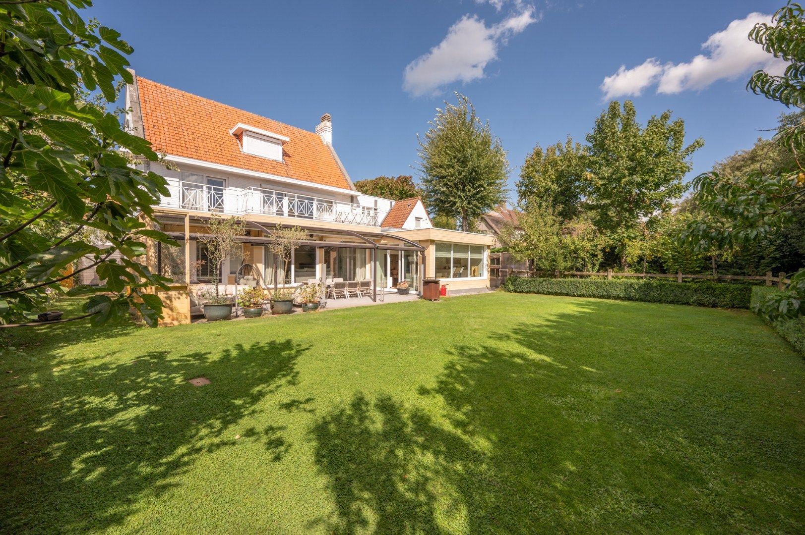 Exclusieve villa verscholen in een rustige laan in hartje Zoute foto 11