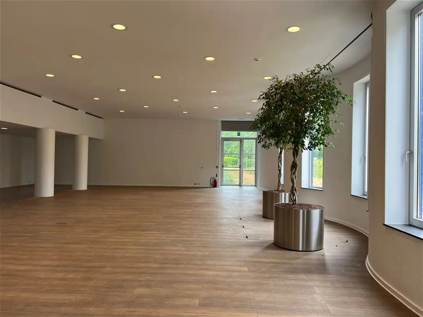 Vernieuwde technieken - Aan op- en afrit Gent Zuid - 815m² of 926m² foto 4