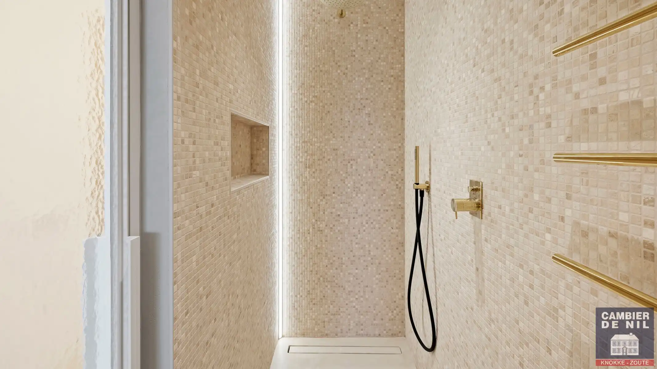 Schitterend gerenoveerd en gemeubeld appartement met fantastisch zicht over de Approach en Minigolf van het Zoute foto 16