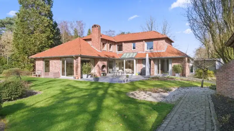 Exclusief gelegen villa van 345m² op 30 are met grote vijver foto 2