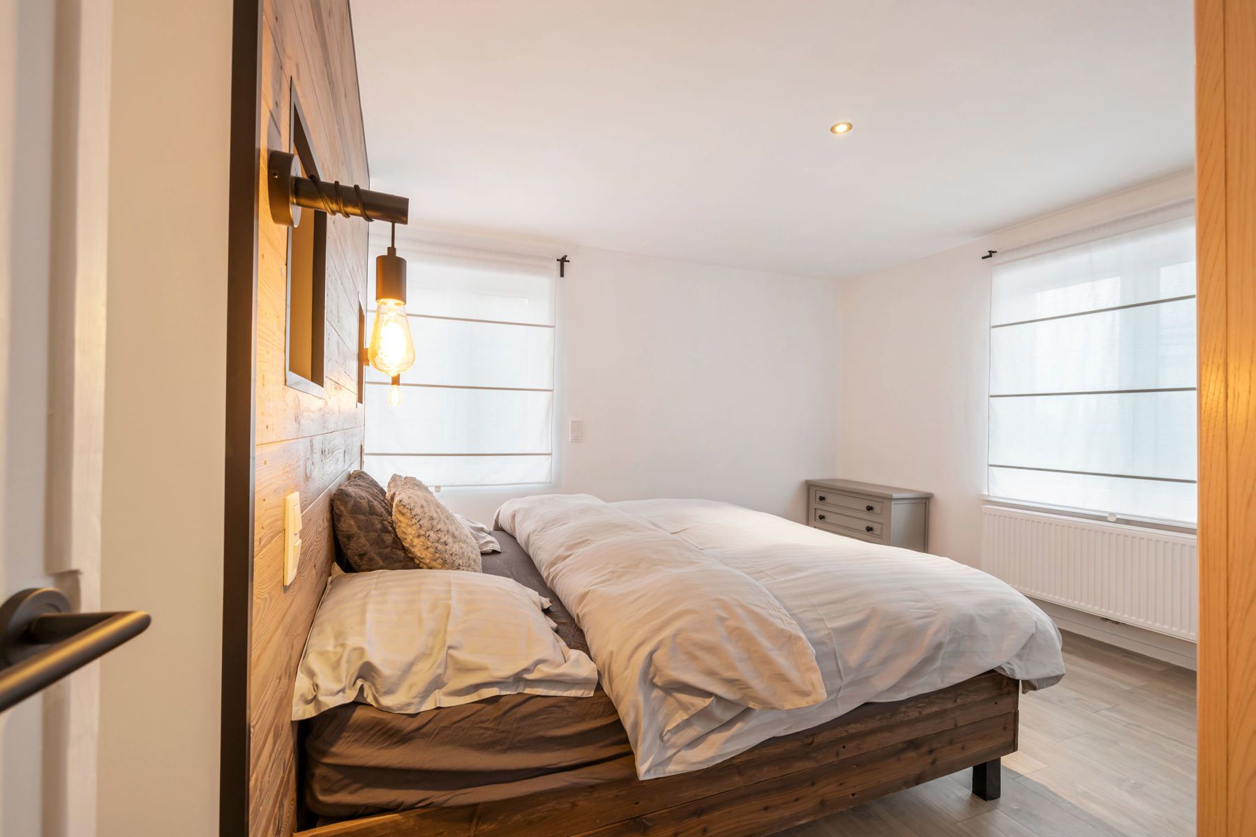 Charmante gerenoveerde woning met ruime garage & magazijn foto 15