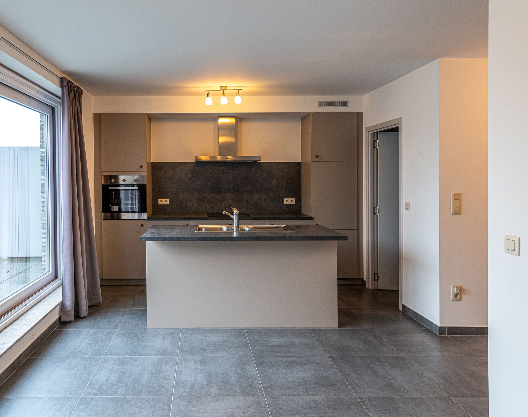 Duplexappartement met groot terras, gelegen in het centrum van Schriek. foto 4