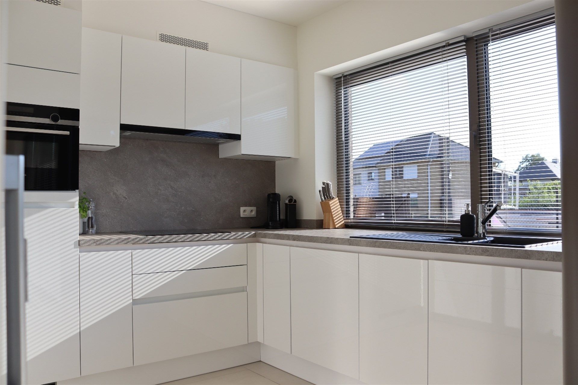 Ruim instapklaar gelijkvloers appartement met terras en caport. foto 5