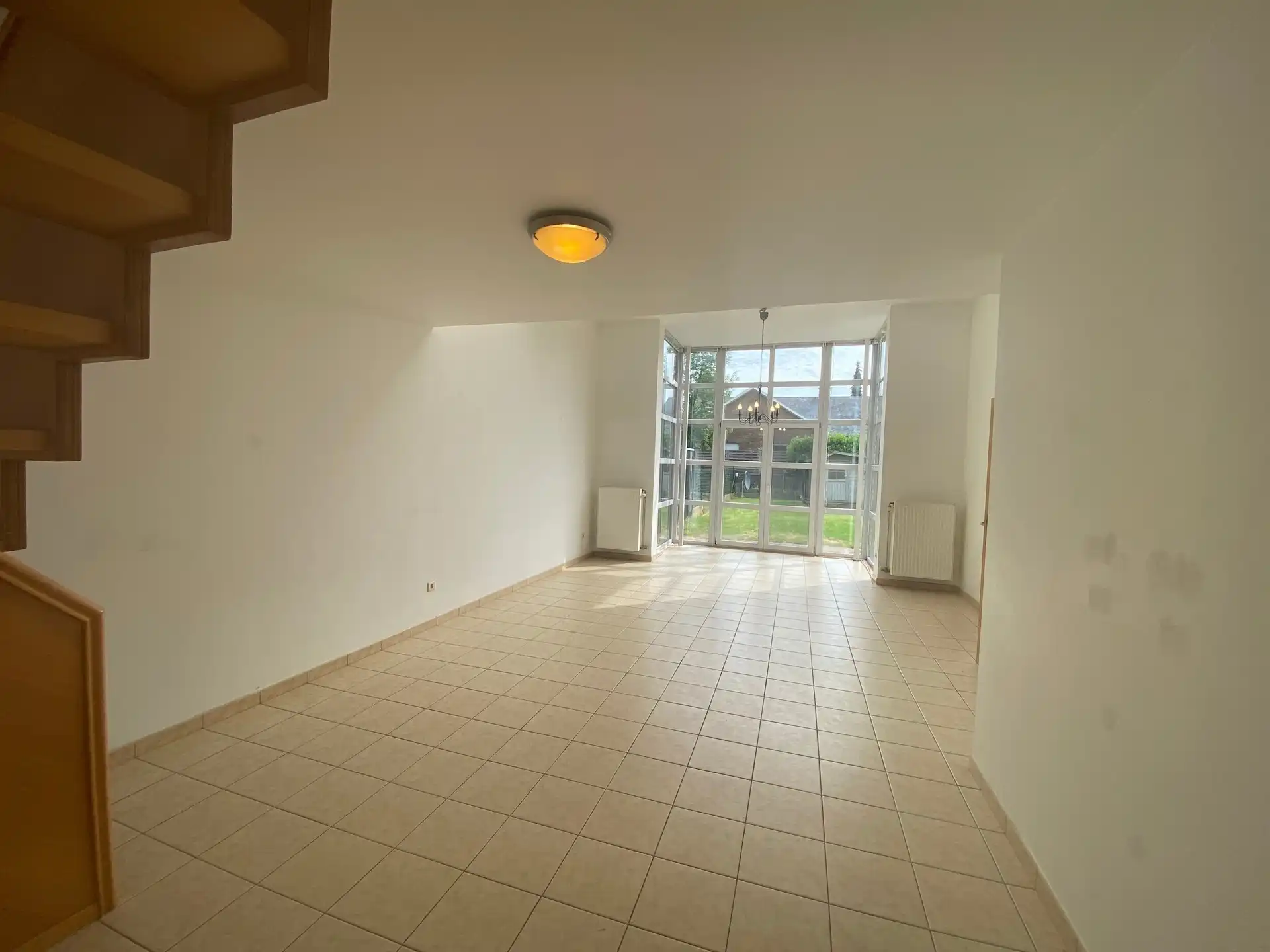 Ruime en lichtrijke woning met aangename west-geörienteerde tuin, gelegen in een rustige en doodlopende straat op wandelafstand van het centrum van Kortenberg. foto 2