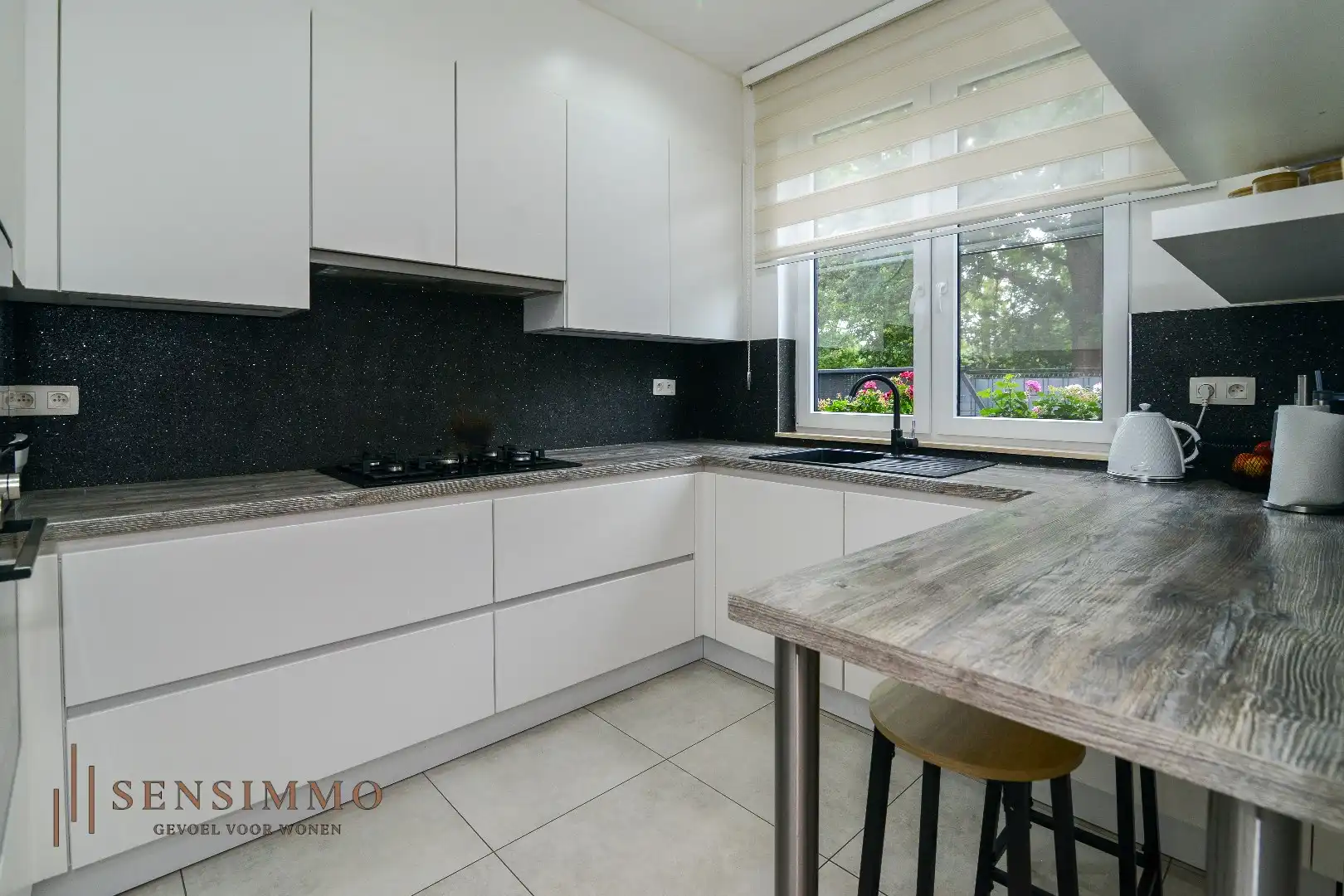 Gerenoveerde halfopen woning met 3 slaapkamers in Genk foto 6