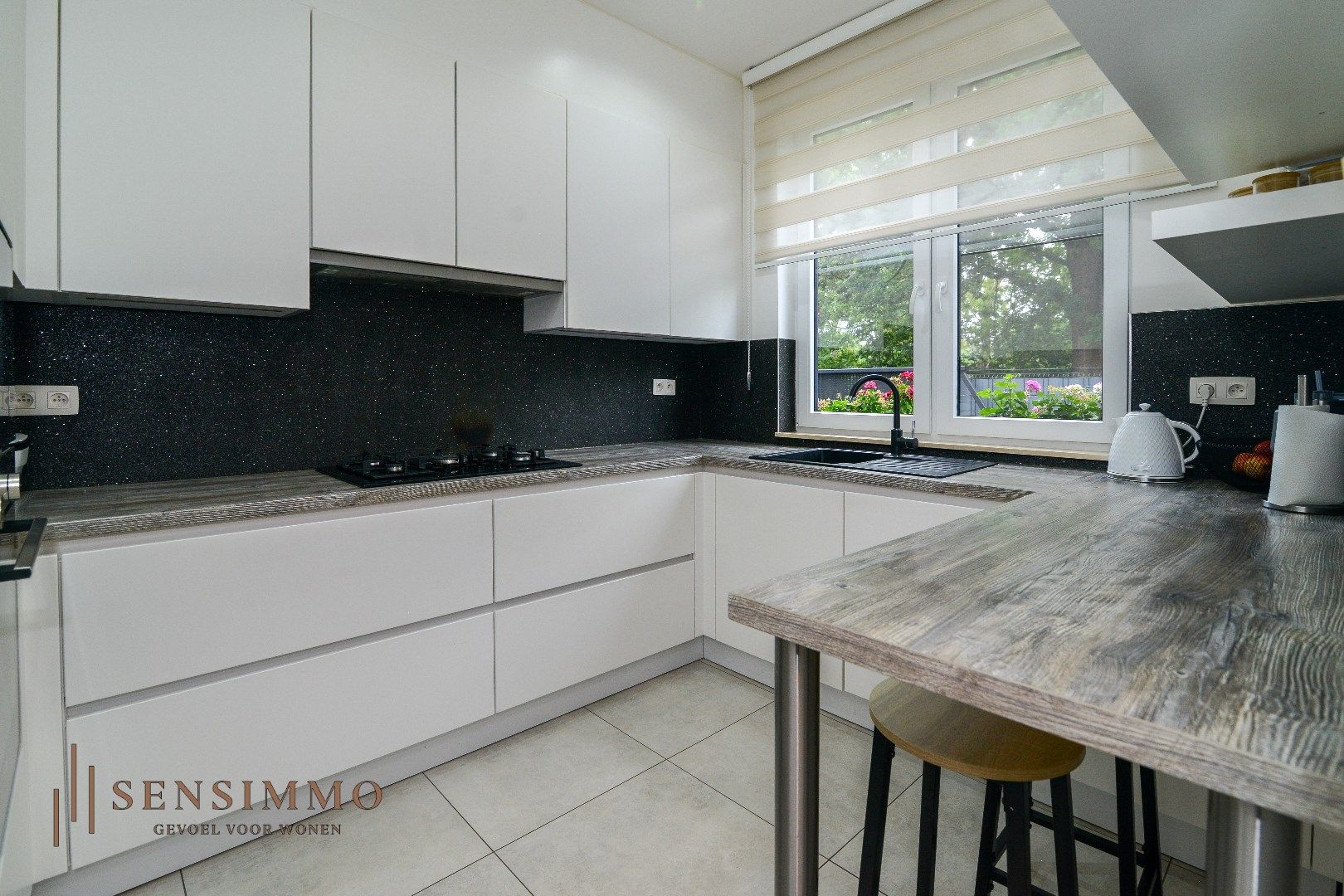 Gerenoveerde halfopen woning met 3 slaapkamers in Genk foto 6