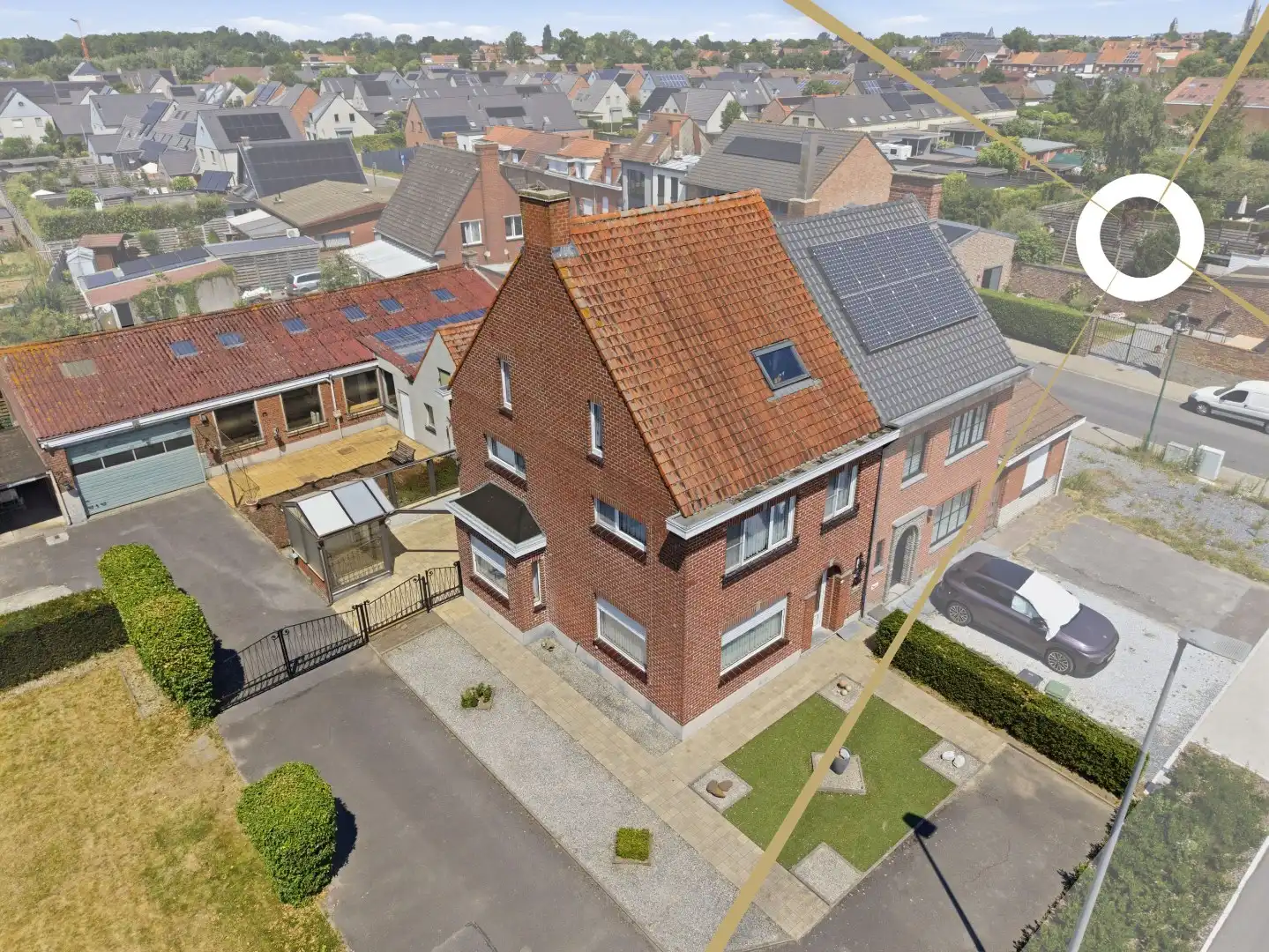 Hoofdfoto van de publicatie: Ruime halfopen bebouwing met loods van 200 m² op een perceel van 919 m²