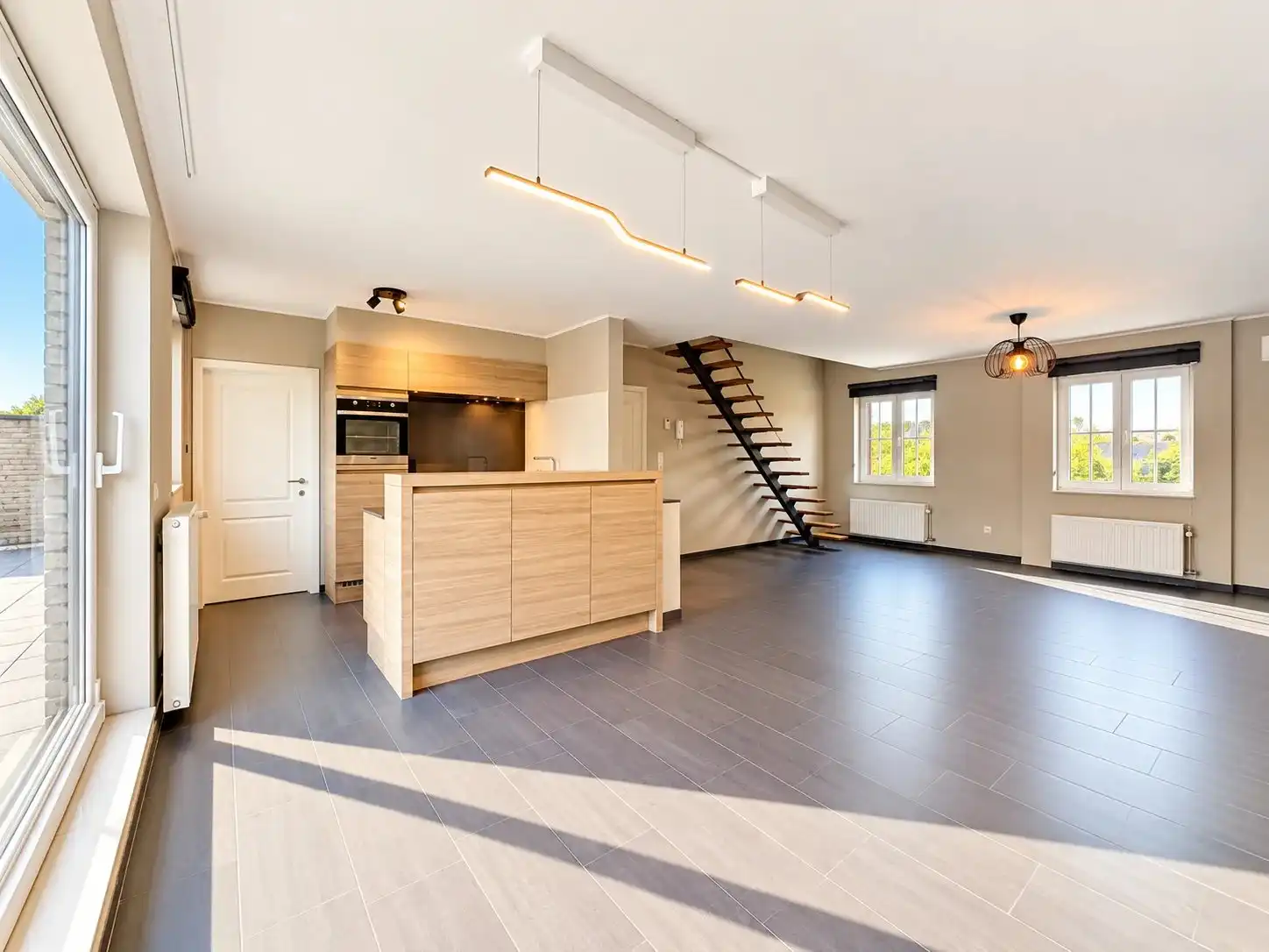 Zeer ruim duplex appartement met mogelijk 4 slaapkamers, ruim terras en garage vlakbij het centrum. foto 7