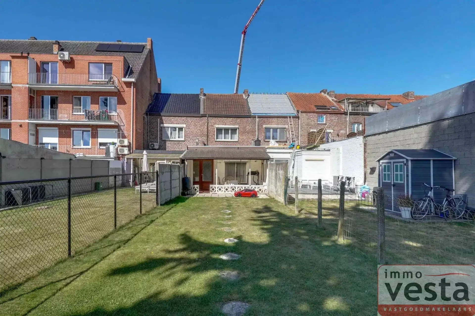 Ruime, te renoveren stadswoning met grote tuin foto 19