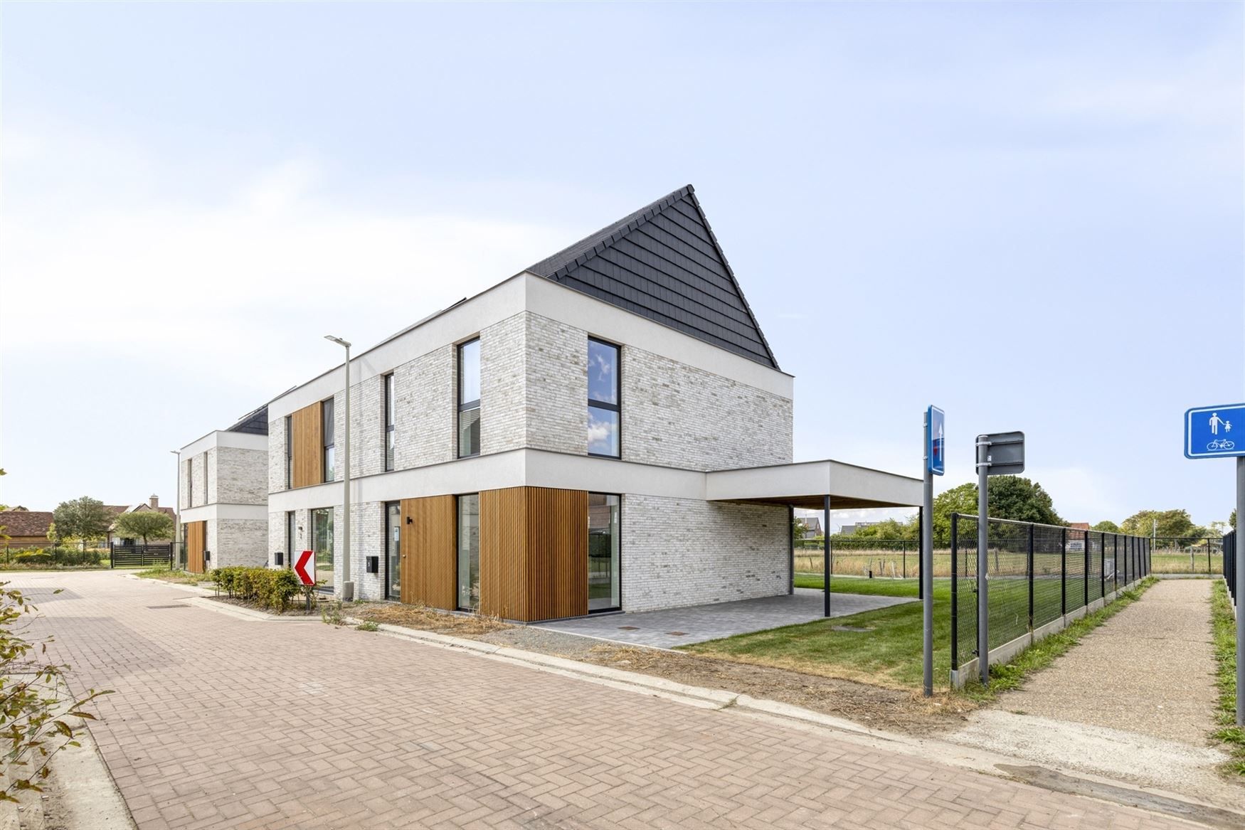 Stijlvolle nieuwbouwwoning foto {{pictureIndex}}