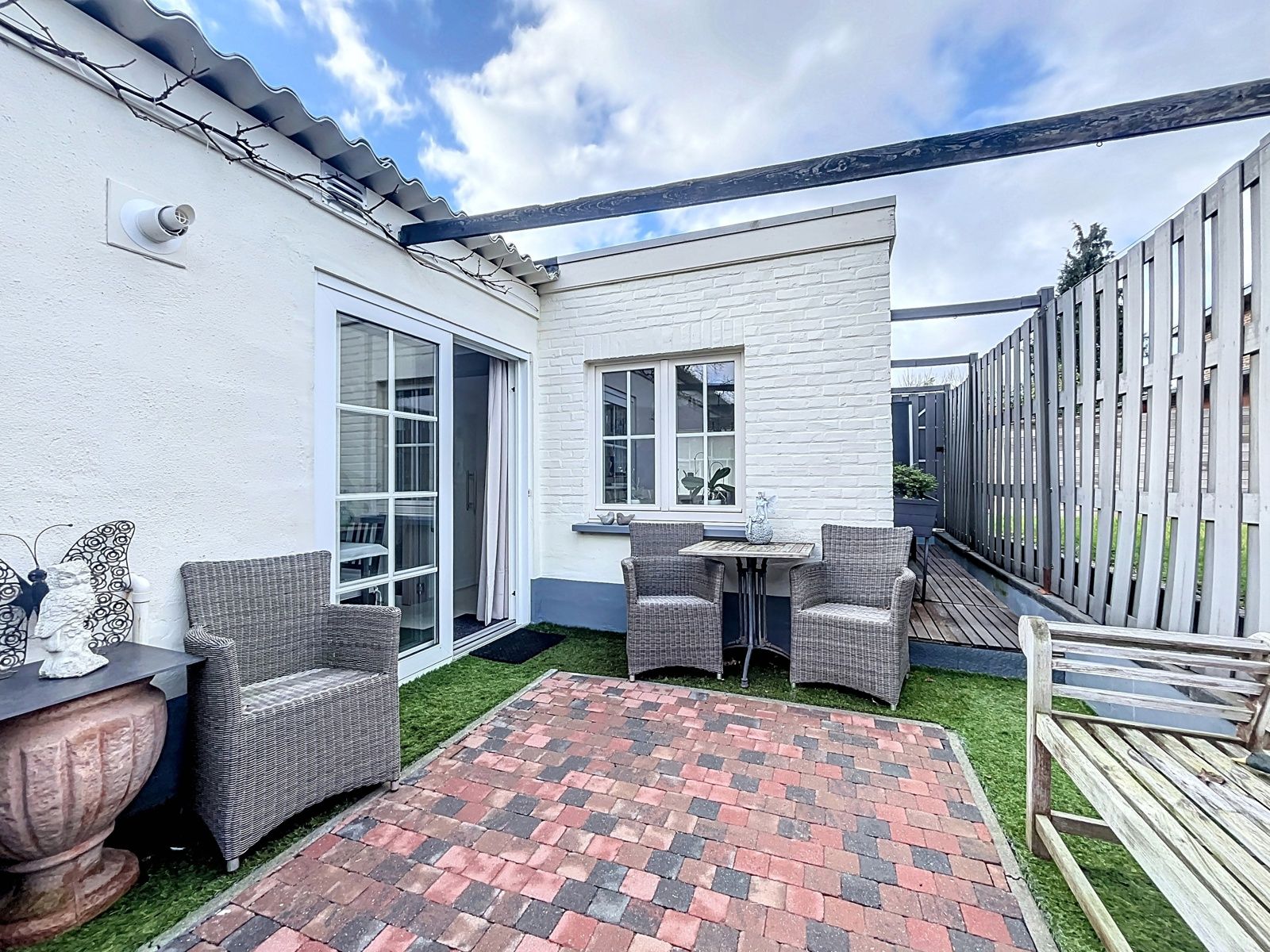 Gelijkvloerse bungalow met 1 slpk en terras nabij centrum foto 24