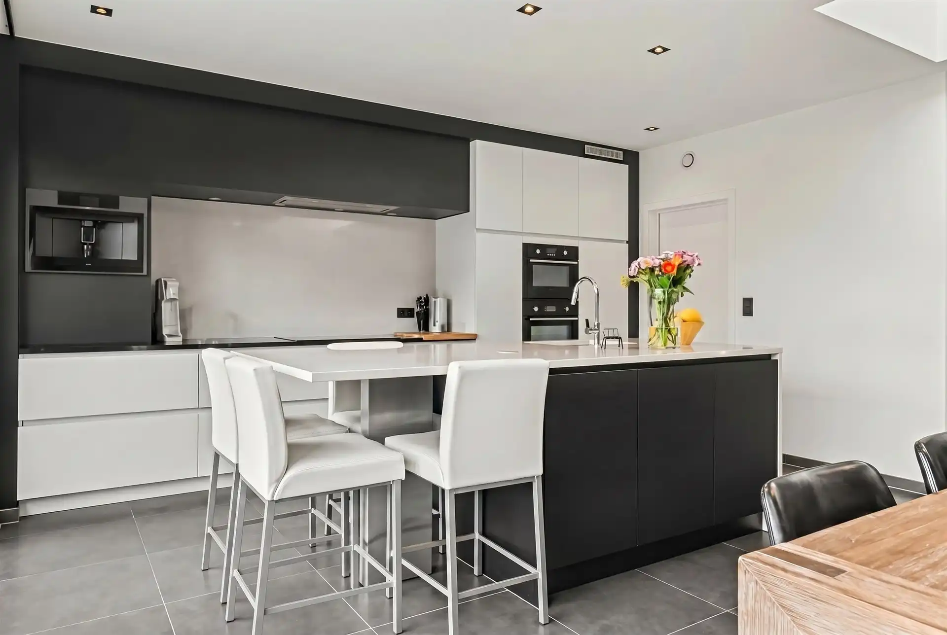 Uitstekend gelegen gezinswoning met inpandige garage en mooi aangelegde tuin (430m²) foto 6