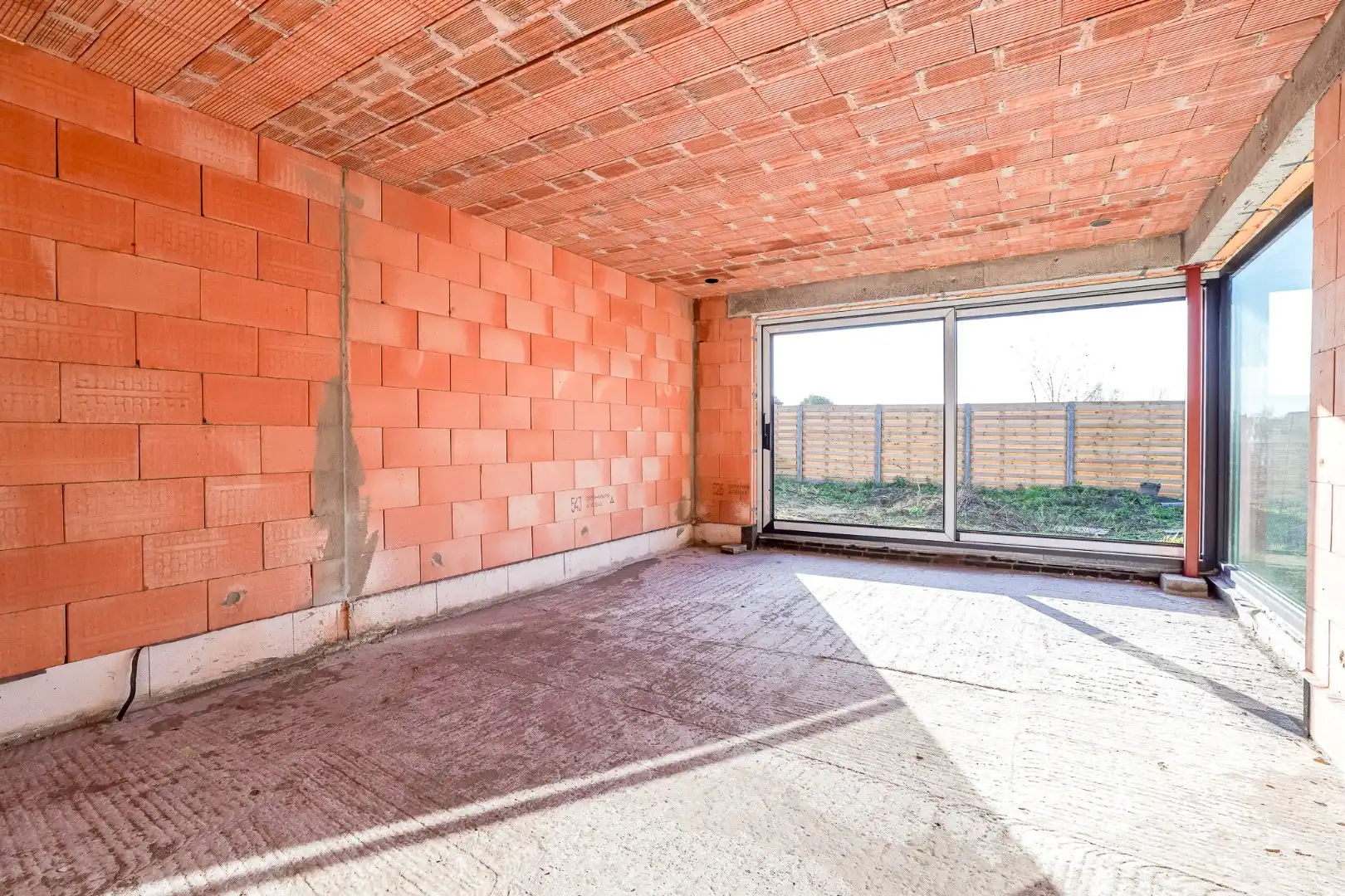 Halfopen casco woning op 326 m² op rustige ligging foto 3