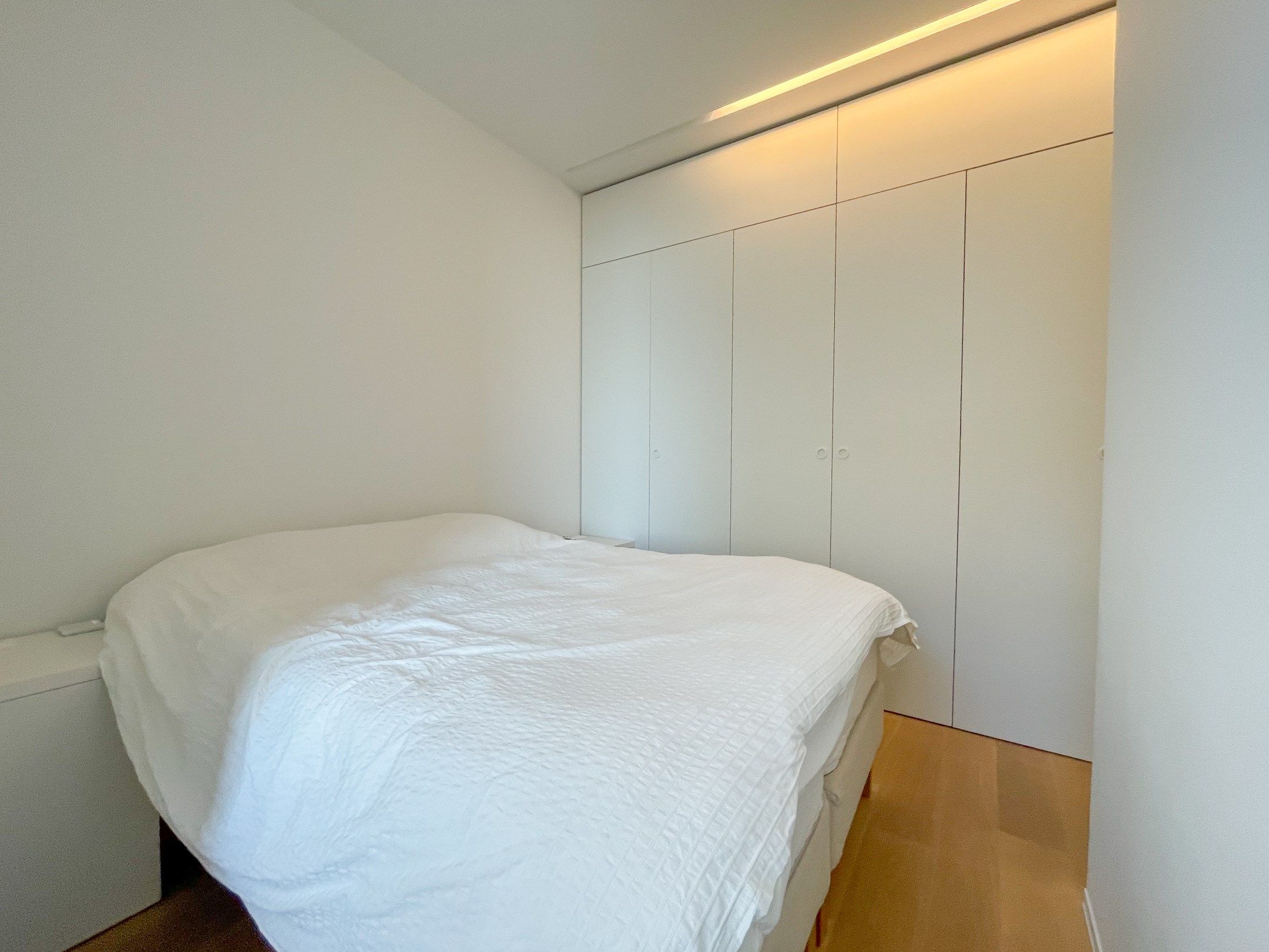 Uitzonderlijk, luxueus afgewerkt hoekappartement met frontaal zeezicht. foto 34