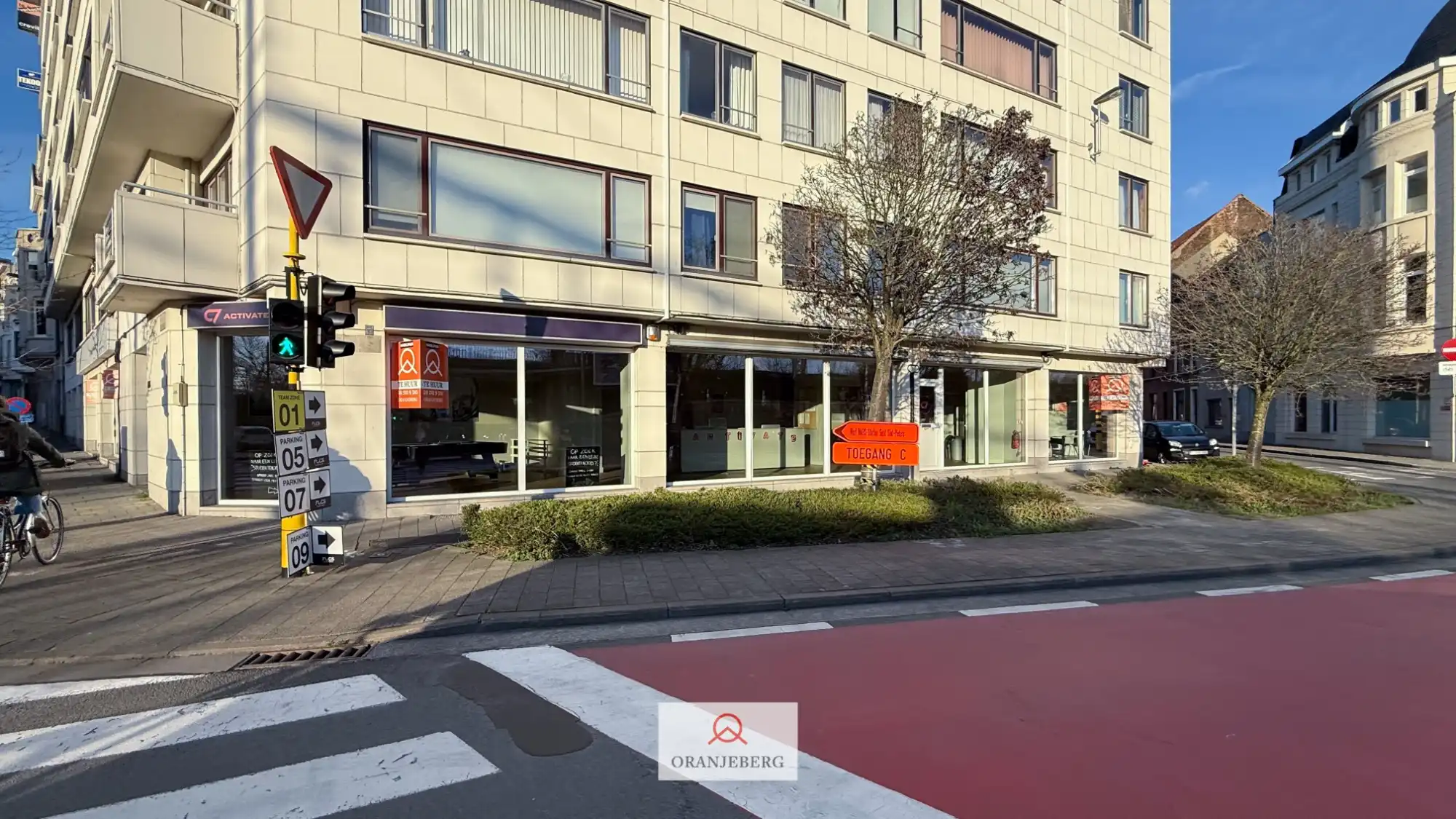 Hoek handelspand op commerciële ligging met veel visibiliteit foto 10